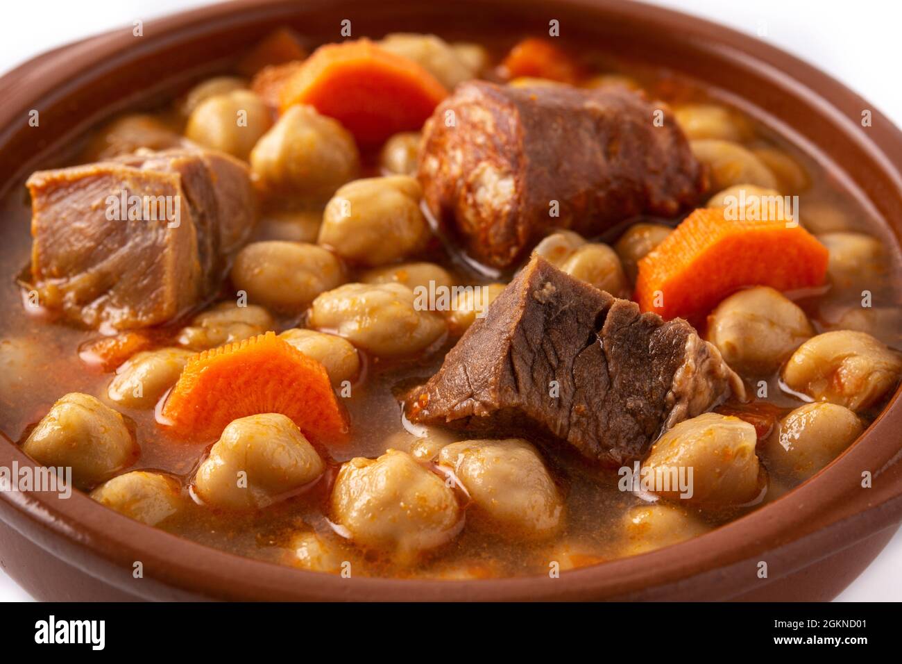 Traditioneller spanischer Cocido madrileño isoliert auf weißem Hintergrund Stockfoto