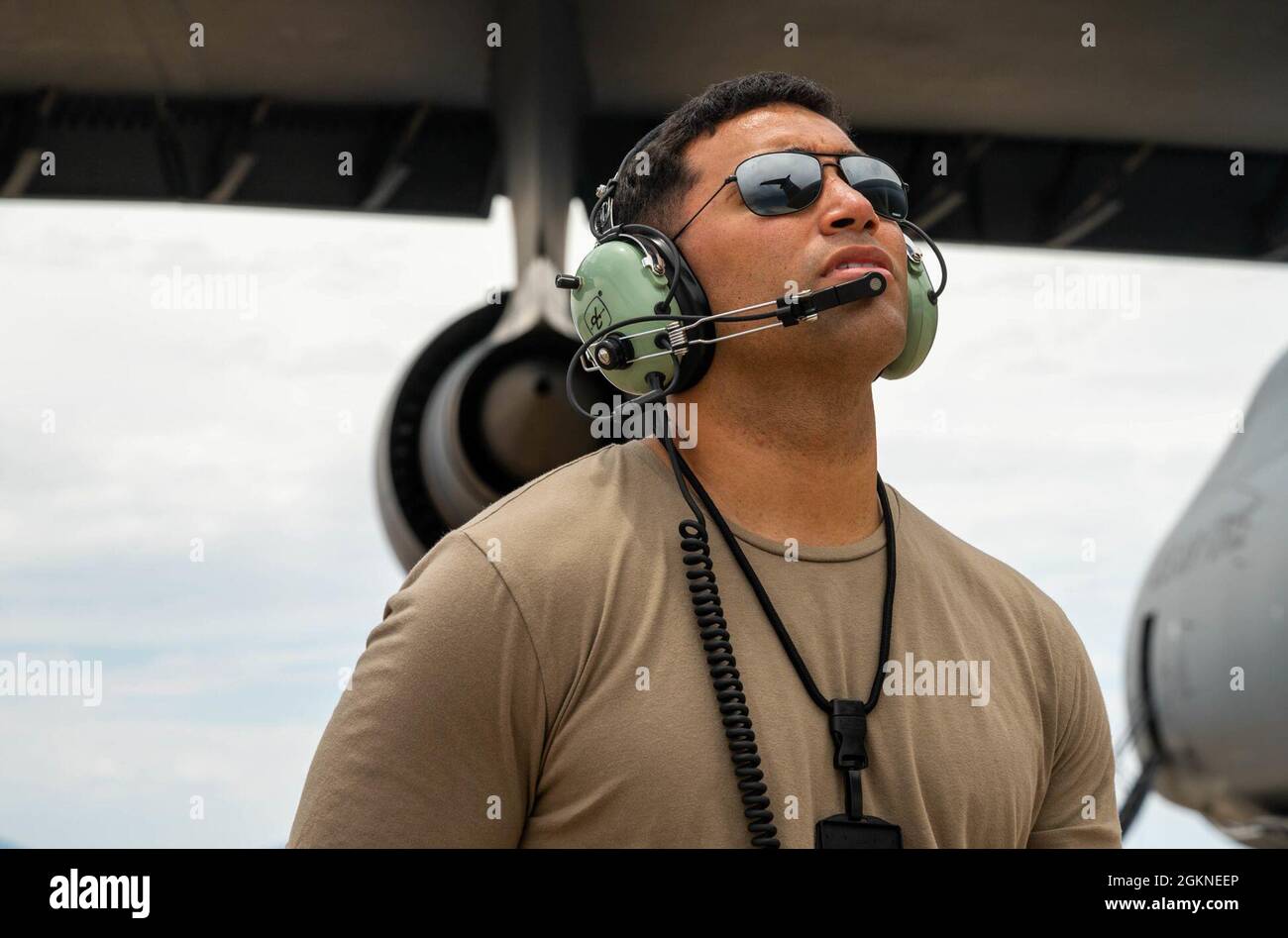 Technik. Sgt. Jaime LaPorte, Flugingenieurstudent der 9. Airlift Squadron, führt während eines Major Command Service Tail Trainers auf der Holloman AFB, New Mexico, Prüfungen auf einer Dover Air Force Base C-5M Super Galaxy 4 durch. 2021 Der 9th AS führt MSTTs durch, um Upgrade- und Qualifikationstrainings für C-5M-Ladermeister und Flugingenieure zu beschleunigen. Stockfoto