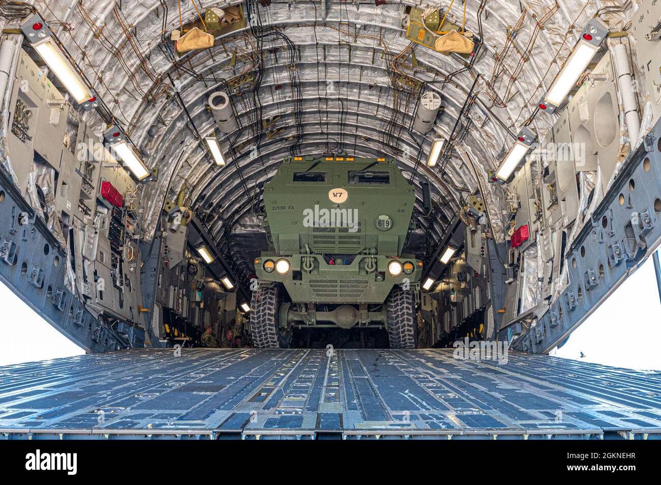 U.S. Airmen mit dem 105. Luftlift-Flügel, New York National Guard, laden ein M142 High Mobility Artillery Rocket System, das zum 2. Bataillon, 130. Field Artillery Regiment, Kansas Army National Guard, gehört, in ein C-17 Globemaster III Flugzeug, auf der Rosecrans Air National Guard Base, in St. Joseph, Missouri, Juni 4, 2021. Die HIMARS ist ein hochmobiles Artilleriesystem, das die Feuerkraft eines mehrfachen Raketenabschusssystems auf einem fahrbaren Chassis bietet. Stockfoto