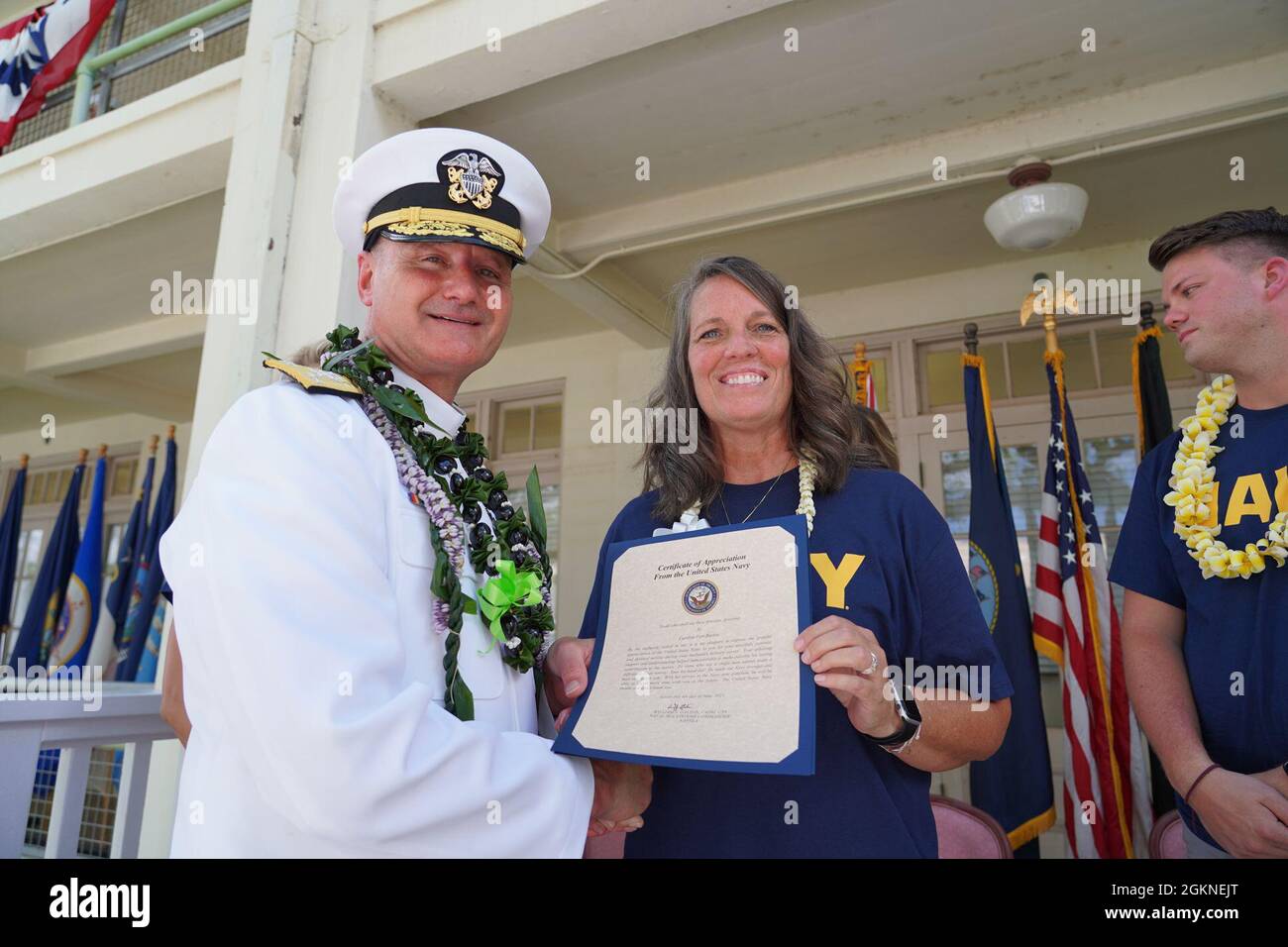 Pearl Harbor, Hawaii (4. Juni 2021) der Vizeadmiral William J. Galinis, Kommandant des Naval Sea Systems Command, überreicht der Frau von Kapitän Greg Burton, Caroline Burton, eine Dankesurkunde für ihre jahrelange Unterstützung und ihren Dienst. PHNSY & IMF ist eine Feldtätigkeit von NAVSEA und ein regionales Wartungszentrum für die Oberflächenschiffe und U-Boote der Marine aus einer Hand. Stockfoto