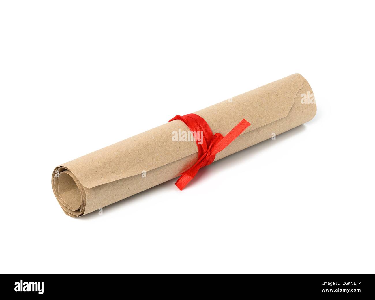 Rolle aus braunem Kraftpapier aufgerollt und mit rotem Band gebunden Stockfoto