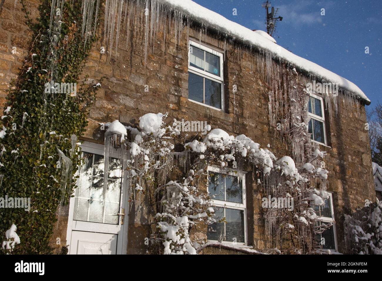 Eiszapfen am Haus im Winter Kälteeinbruch, UK Stockfoto
