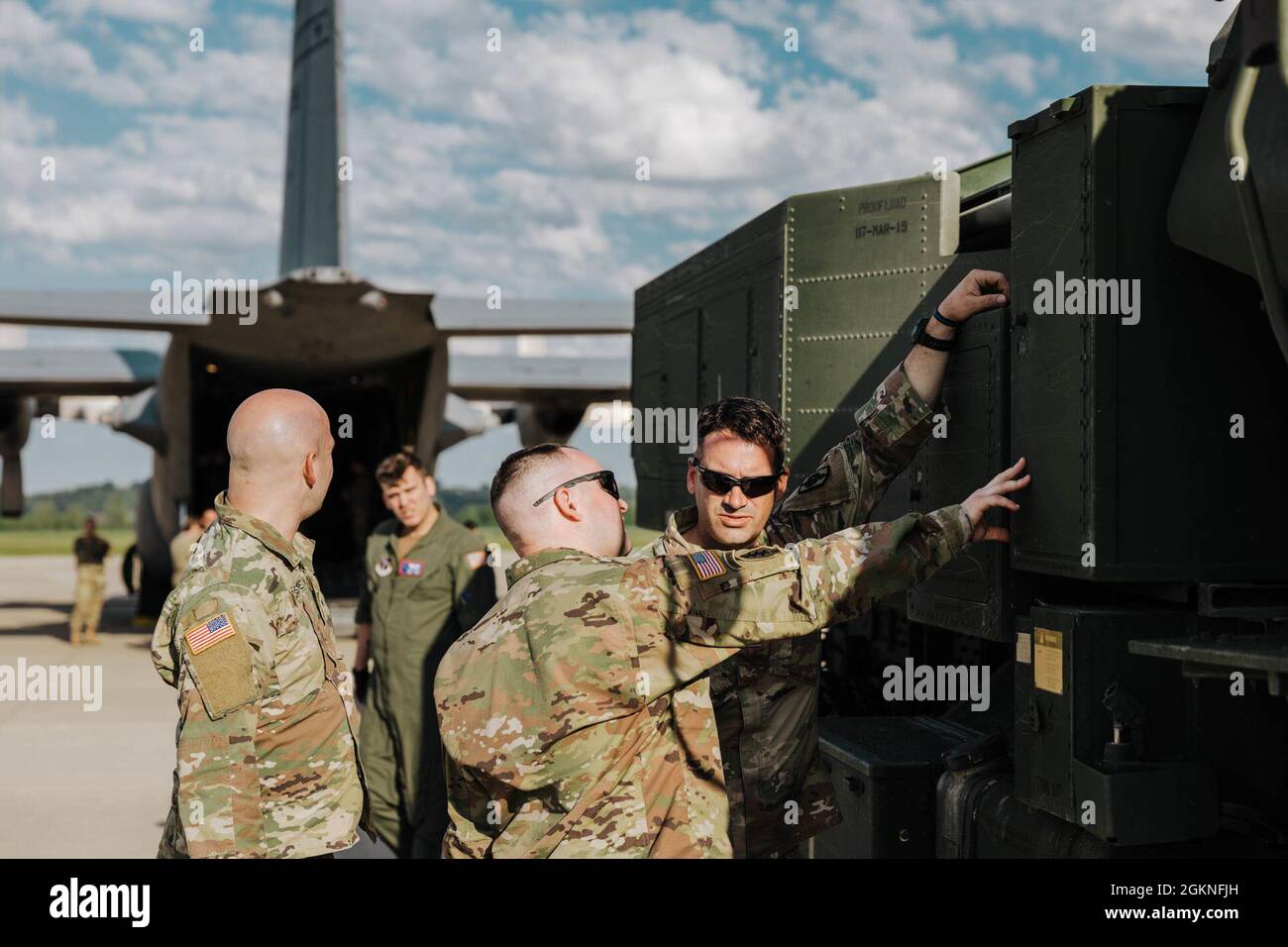 Mitglieder der US-Nationalgarde bereiten sich darauf vor, ein M142 High Mobility Artillery Rocket System, oder HIMARS, auf einen C-130 Hercules auf der Rosecrans Air National Guard Base, Missouri, zu laden, 5. Juni 2022. Die HIMARS ist ein hochmobiles Artilleriesystem, das die Feuerkraft eines mehrfachen Raketenabschusssystems auf einem fahrbaren Chassis bietet. Stockfoto