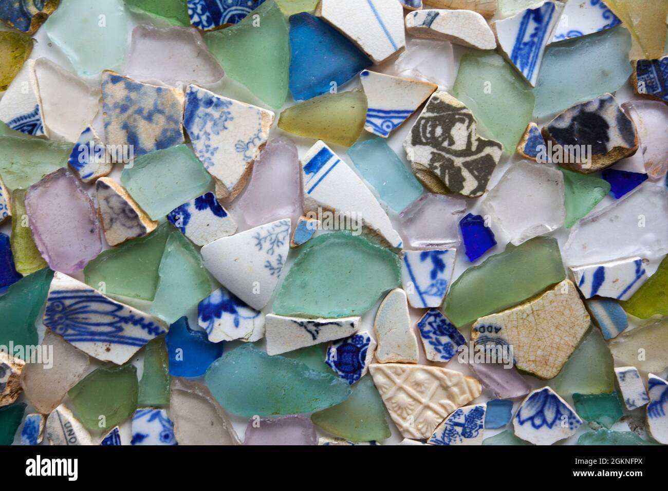 Bits von farbigem Glas und zerbrochene Geschirr gefunden wenn Strandläufer in Schottland, Großbritannien Stockfoto