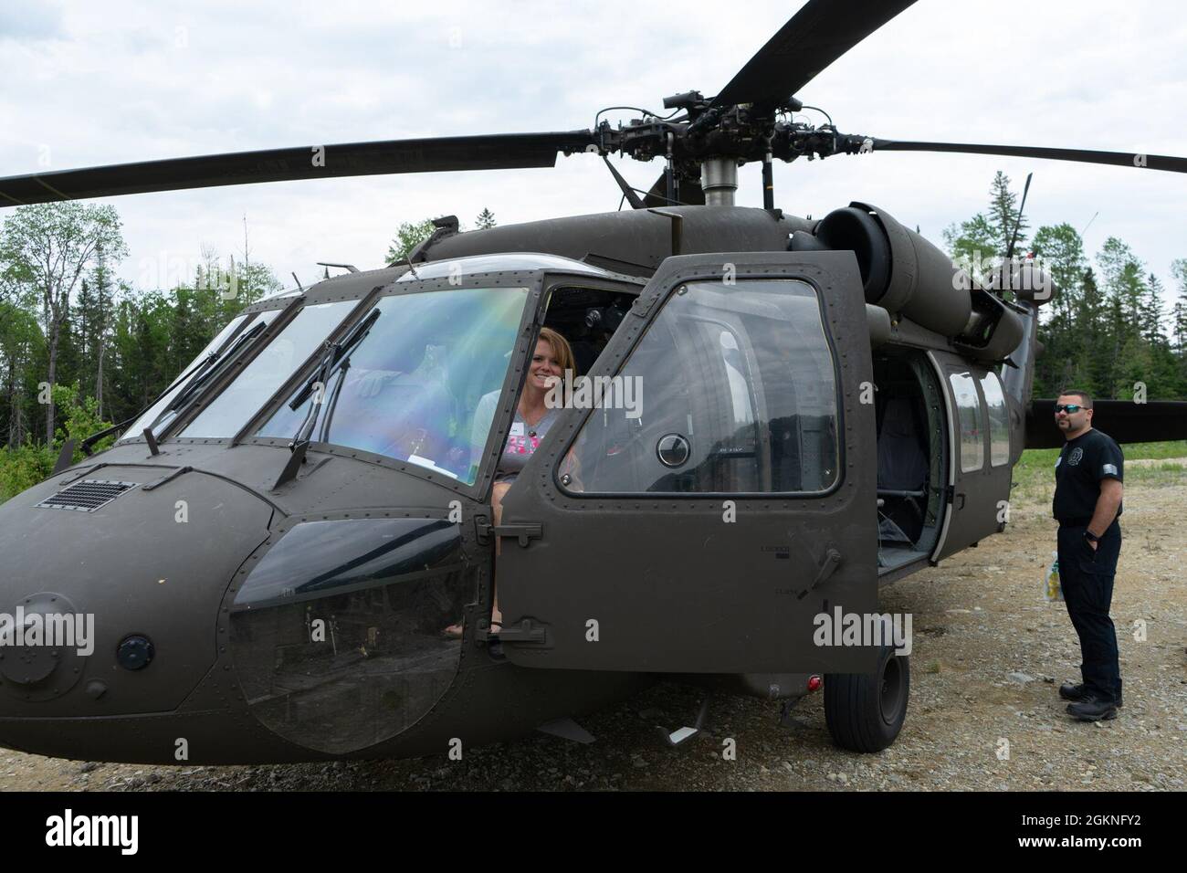 Hanna Cook, Tierärztin in Presque Isle, hält für ein Foto in einem Hubschrauber der UH-60 Black Hawk im Rahmen der 185. Veranstaltung der Engineer Support Company zum „Boss Lift“ am 5. Juni 2021 in Presque Isle, Maine, inne. Zusätzlich zum Flug hatten die Arbeitgeber die Möglichkeit, sich mit Führern auf Einheiten- und Staatsebene zu treffen, an einer virtuellen Waffentrainingssimulation teilzunehmen, Schulungsdemonstrationen der Einheiten anzusehen und das neue Northern Maine Readiness Center zu besichtigen. Das 185. Gebäude befindet sich in der Anfangsphase der Besetzung des neuen Hauptgebäudes, das 2018 mit dem Bau begann. Stockfoto