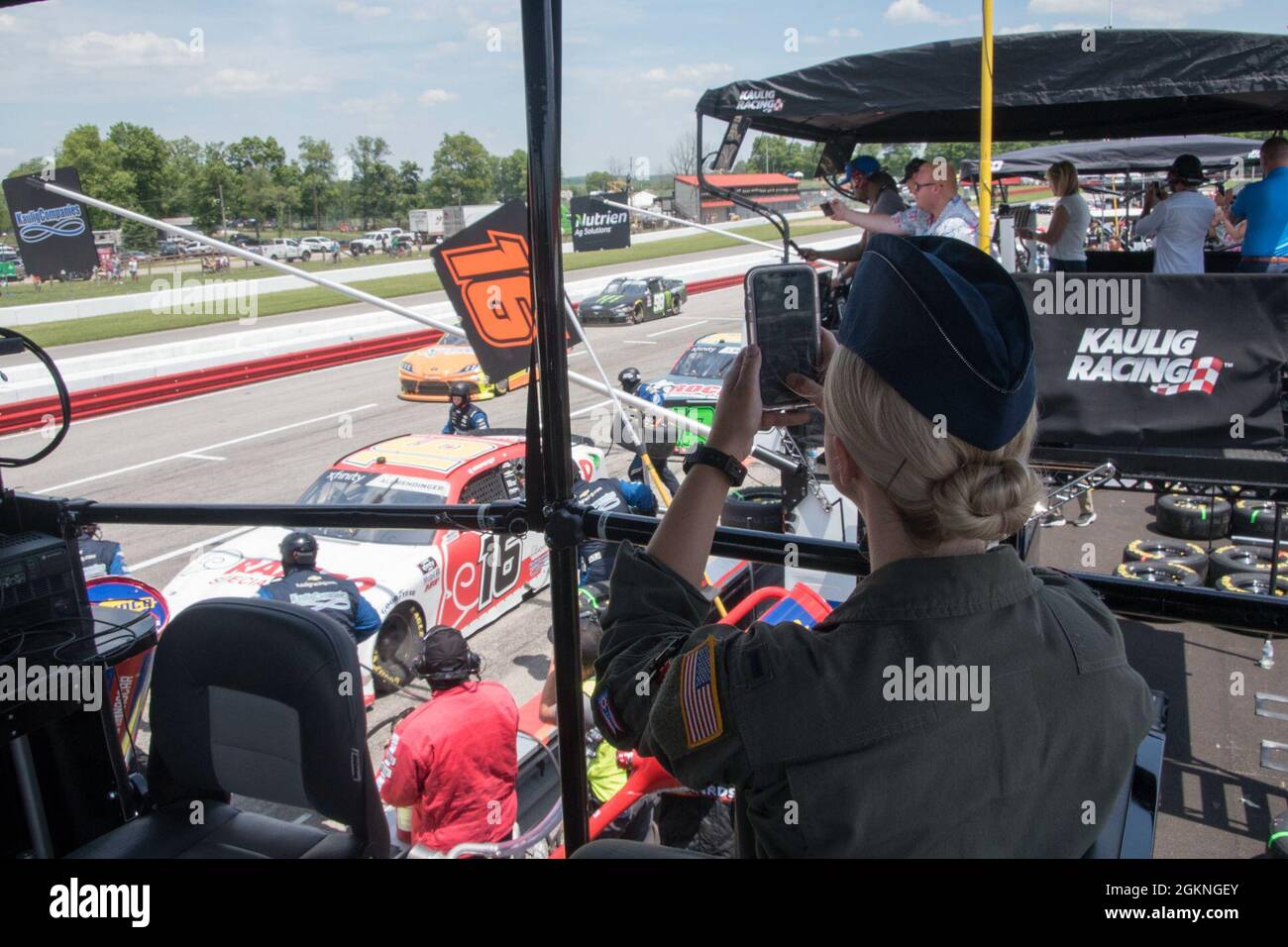First Lieutenant Samanda McGiffin, Mitglied des 164. Airlift Squadron beim 179. Airlift Wing, beobachtet das Rennen nach dem Überflug des 179. Airlift Wings auf dem Mid-Ohio Sports Car Course am 5. Juni 2021. Der 179. Airlift Wing wurde von Mid-Ohio beauftragt, während der National Anthem eine C-130 über die Strecke zu fliegen. Stockfoto