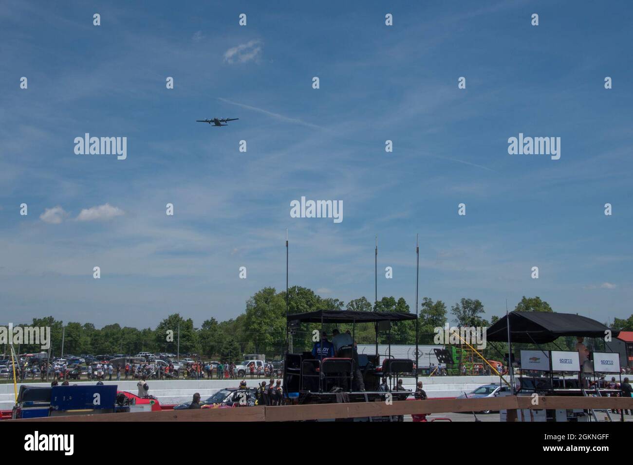 Eine C-130 Hercules vom 179. Airlift Wing in Mansfield Ohio flys am 5. Juni 2021 über die Strecke auf dem Mid-Ohio Sports Car Course. Der 179. Luftlift Wing bleibt mit der lokalen Gemeinschaft verbunden, indem er Überflüge anbietet und an Veranstaltungen teilnimmt. Stockfoto