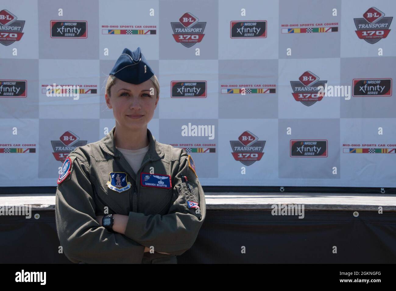First Lieutenant Samanda McGiffin, ein Mitglied der 164. Airlift Squadron am 179. Airlift Wing, posiert am 5. Juni 2021 vor der Hauptbühne auf dem Mid-Ohio Sports Car Course. McGriffin diente während des Überfluges als Bodenkontrolle und kommunizierte mit der Crew im Flugzeug, um den Überflug mit der Leistung der Nationalhymne zu zeitlich zu planen. Stockfoto