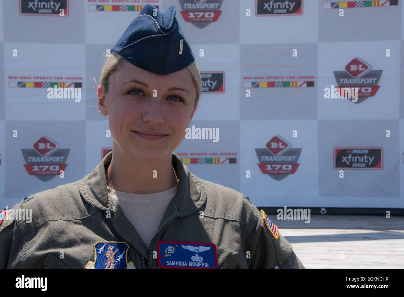 First Lieutenant Samanda McGiffin, ein Mitglied der 164. Airlift Squadron am 179. Airlift Wing, posiert am 5. Juni 2021 vor der Hauptbühne auf dem Mid-Ohio Sports Car Course. McGriffin diente während des Überfluges als Bodenkontrolle und kommunizierte mit der Crew im Flugzeug, um den Überflug mit der Leistung der Nationalhymne zu zeitlich zu planen. Stockfoto