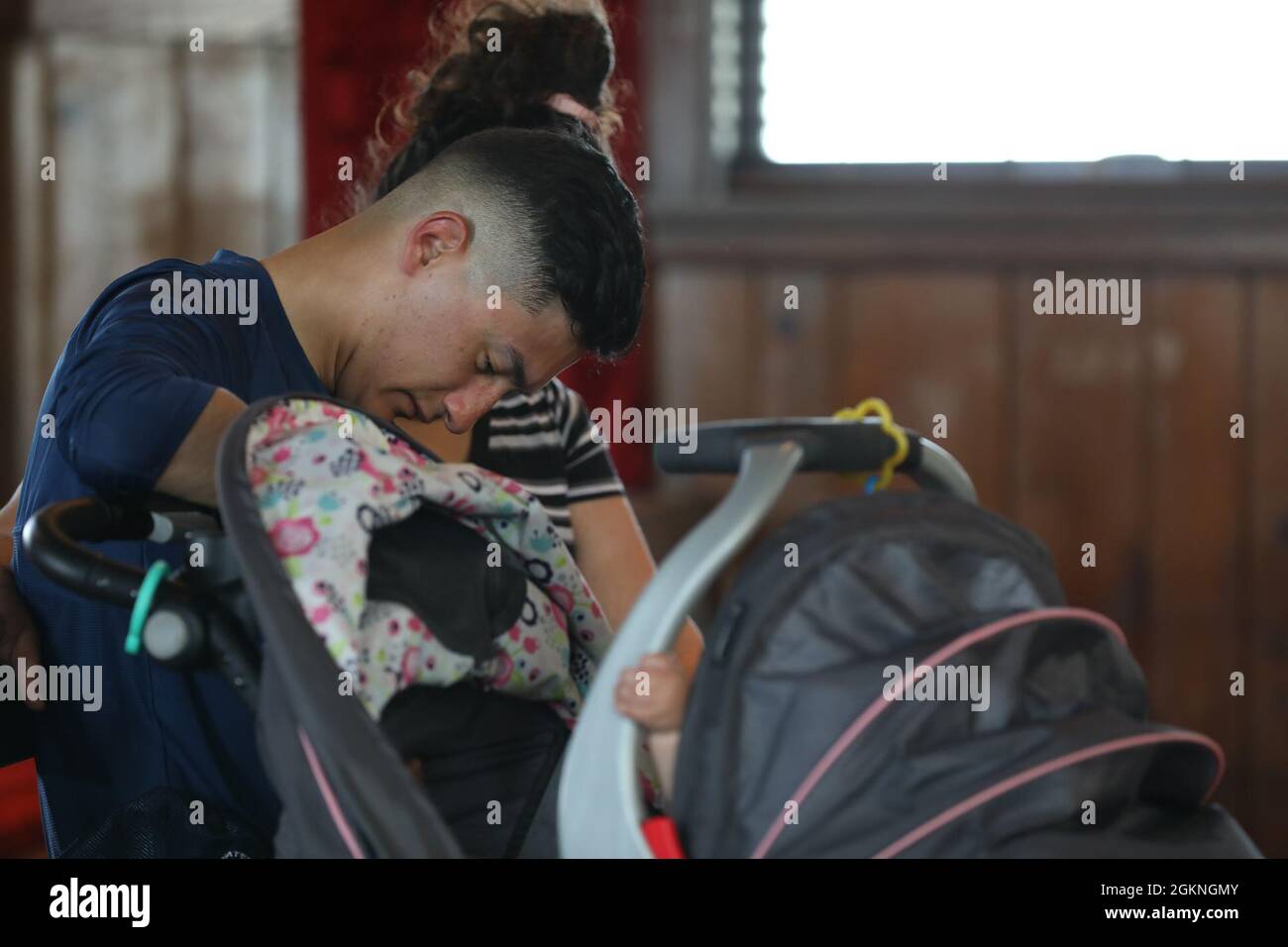 Indiana Army National Guard Spc. Stephen Gonzalez, 38. Sustainment Brigade Spezialist für religiöse Angelegenheiten, tief im Gebet 5. Juni 2021, im Camp Atterbury, Indiana. Gonzalez war sein ganzes Leben lang ein Mann des Glaubens, und so passten religiöse Angelegenheiten leicht in sein Leben. (Indiana A Stockfoto