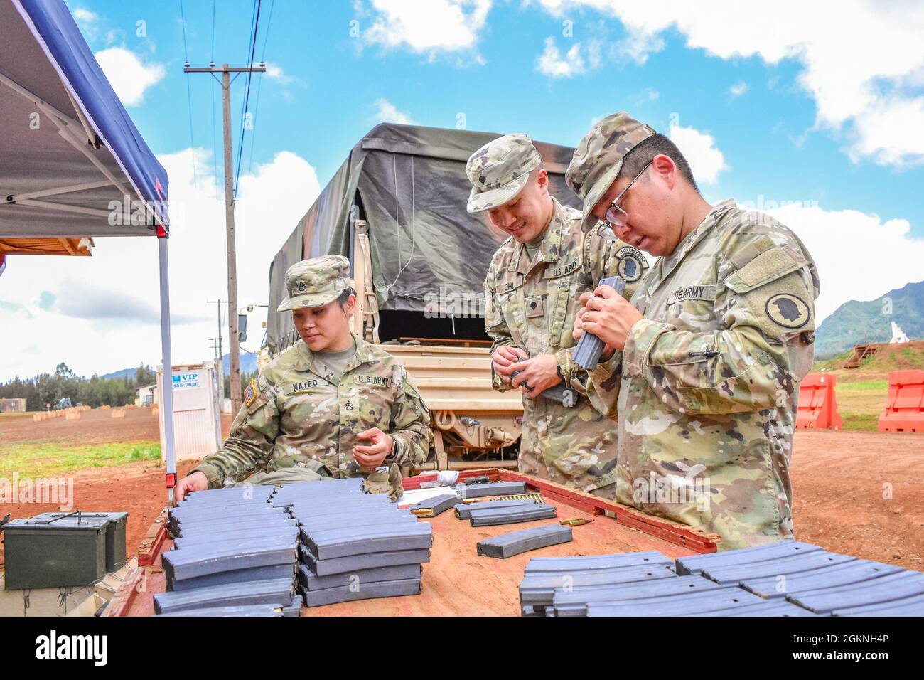 Soldaten der Nationalgarde der Hawaii-Armee mit dem 111. Armeeband laden Zeitschriften mit Patronen, bevor sie die neue Einzelwaffenqualifizierung durchführen, Schofield Barracks, Hawaii, 5. Juni 2021. Die neu implementierten IWQ-Standards fördern eine auf den Kampf fokussierte Methode, die vier Phasen von Schießpositionen erfordert, die eine Barriere ausnutzt und die in der Bauchlage nicht unterstützt, in der Bauchlage unterstützt, knieend und stehend sind. Stockfoto