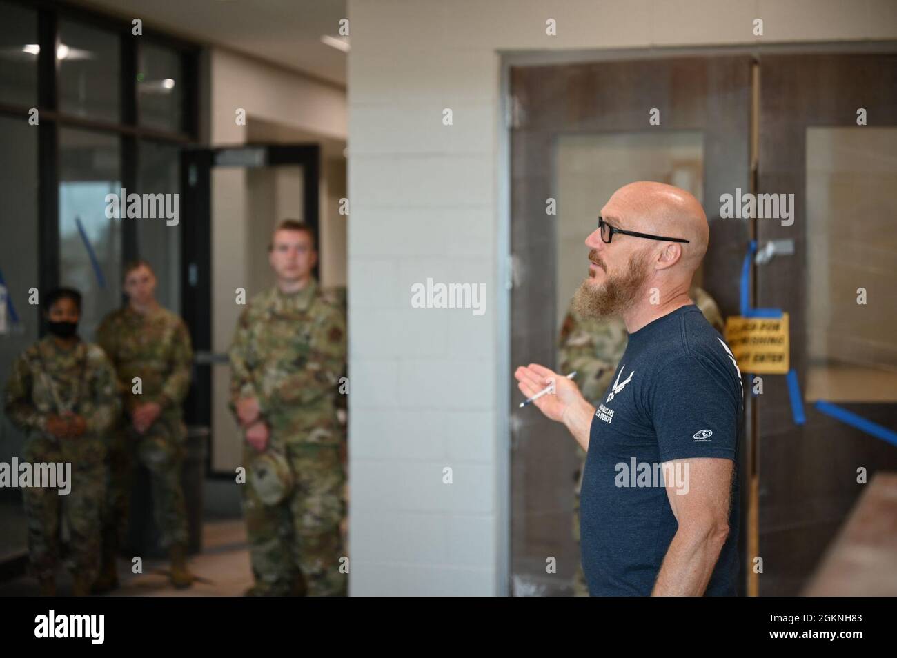 Paul Hackett, der Physiologe des 914th Air Betanking Wing, bietet am 6. Juni 2021 eine Führung durch das neue Fitnesscenter hinter die Kulissen für die Leiter des Wing Physical Trainings an der Niagara Falls Air Reserve Station, N.Y. Stockfoto