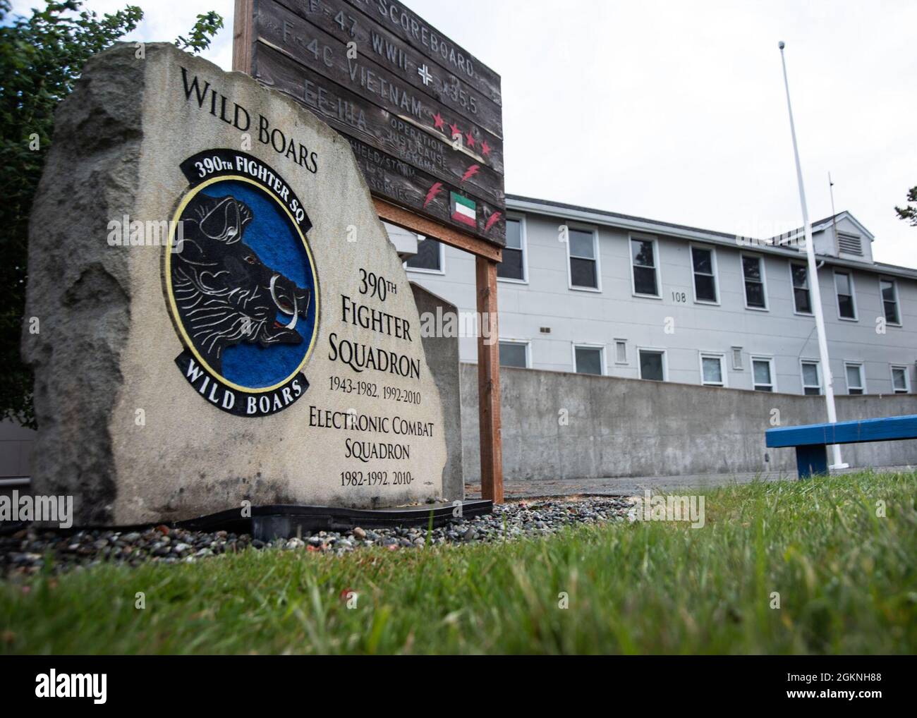 Das Schild des 390. Elektronischen Kampfgeschwaders befindet sich am 4. Juni 2021 vor dem 390. ECS-Gebäude auf der Naval Air Station Whidbey Island, Washington. Die 390. ECS wird dem 366. Kampfflügel auf der Air Force Base Mountain Home zugewiesen, sie sind jedoch seit 1998 auf NAS Whidbey Island stationiert. Das Ziel der 390. ECS ist es, USAF-Piloten für die EA-18G Growlers zu Schulen, zu beschäftigen und zu bedienen. Stockfoto