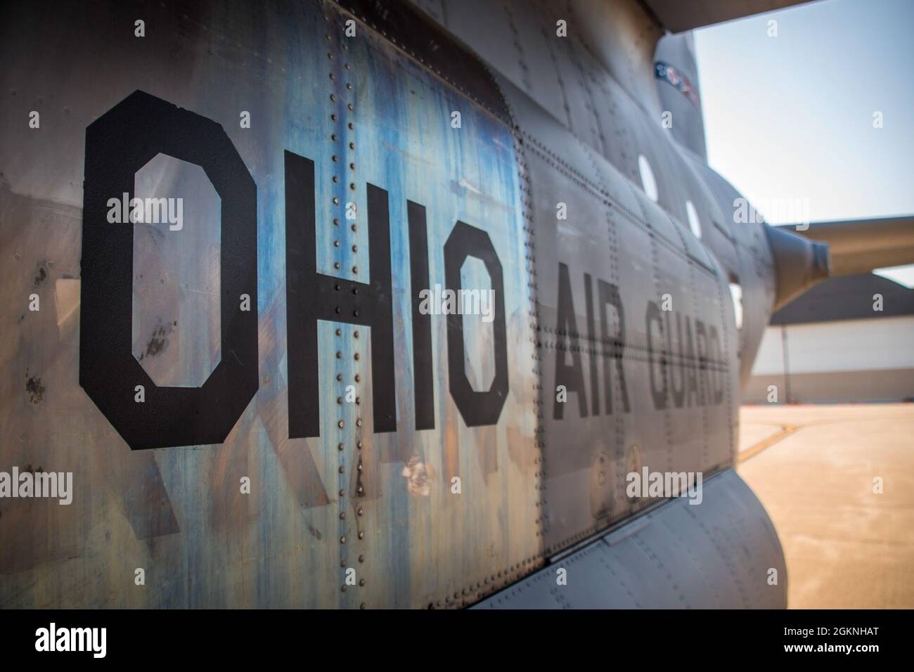 Die C-130H Hercules sitzt am 6. Juni 2021 auf der Fluglinie im 179. Luftlift Wing, Mansfield, Ohio. Der 179th Airlift Wing ist immer auf der Mission, die erste Wahl zu sein, um mit einem vertrauenswürdigen Team von hochqualifizierten Airmen auf Community-, Landes- und Bundesmissionen zu reagieren. Stockfoto