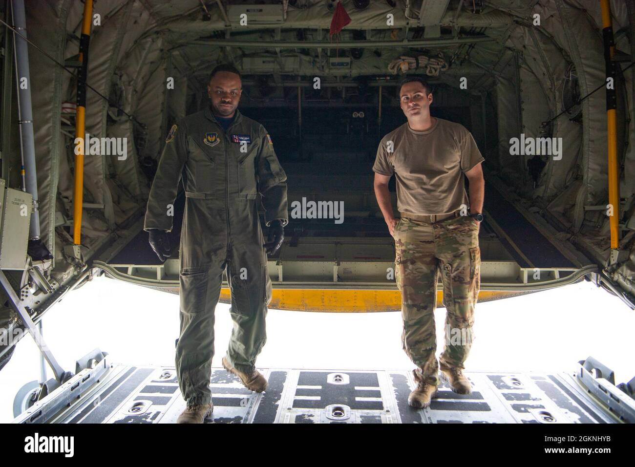 Personal Sgt. Solomon White, 37. Airlift Squadron Ladermaster, links, und Maj. Brogan Otoole, 86. Operations Support Squadron Chief of Tactics, rechts, schließen die Rückseite einer C-130J Super Hercules-Flugzeugrampe auf der Ramstein Air Base, Deutschland, 6. Juni 2021. Insgesamt nahmen sechs Flugzeuge an einer Überführung zum 77. Jahrestag des D-Day Teil. Die 37. AS ist die Legacy-Staffel der 37. Truppenträgerschwadron der Royal Air Force Station in Cottesmore, England, die an der alliierten Invasion im Jahr 1944 teilnahm. Stockfoto