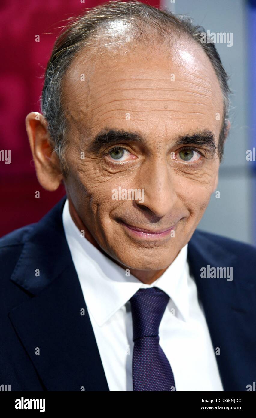 Eric Zemmour wird am 15. September 2021 auf RMC/BFMTV in Paris, Frankreich, interviewt. Eric Zemmour ist ein potenzieller Rivale von Marine Le Pen. Seine nicht deklarierte, aber schwer verdeckte französische Präsidentschaftskampagne wird von der „Generation Z“ unterstützt, einer schemenhaften Gruppe französischer politischer Berater und Spendensammler. Foto von Alain Apaydin/ABACAPRESS.COM Stockfoto