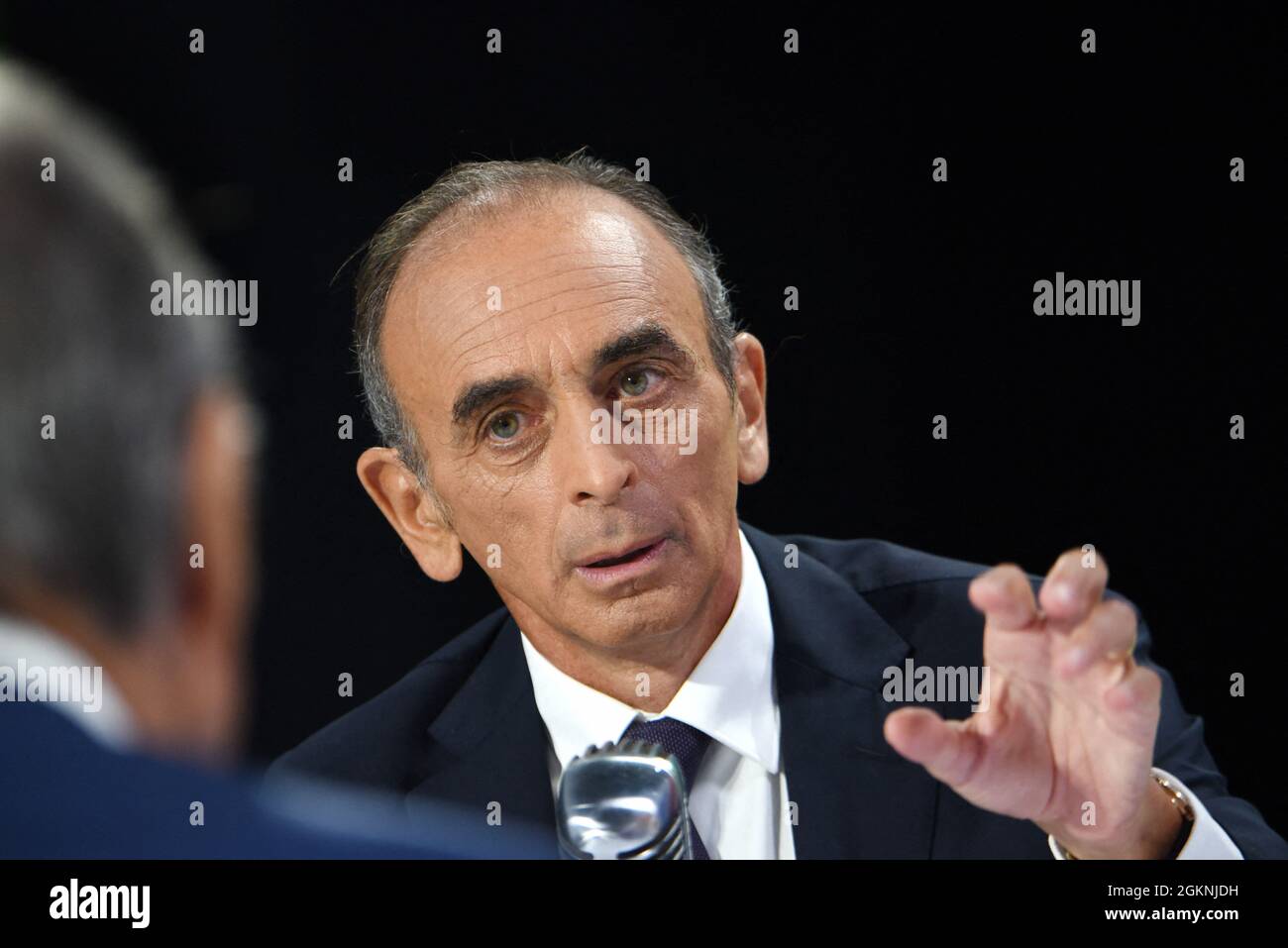 Eric Zemmour wird am 15. September 2021 auf RMC/BFMTV in Paris, Frankreich, interviewt. Eric Zemmour ist ein potenzieller Rivale von Marine Le Pen. Seine nicht deklarierte, aber schwer verdeckte französische Präsidentschaftskampagne wird von der „Generation Z“ unterstützt, einer schemenhaften Gruppe französischer politischer Berater und Spendensammler. Foto von Alain Apaydin/ABACAPRESS.COM Stockfoto