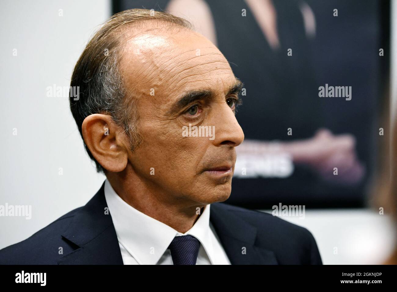 Eric Zemmour wird am 15. September 2021 auf RMC/BFMTV in Paris, Frankreich, interviewt. Eric Zemmour ist ein potenzieller Rivale von Marine Le Pen. Seine nicht deklarierte, aber schwer verdeckte französische Präsidentschaftskampagne wird von der „Generation Z“ unterstützt, einer schemenhaften Gruppe französischer politischer Berater und Spendensammler. Foto von Alain Apaydin/ABACAPRESS.COM Stockfoto