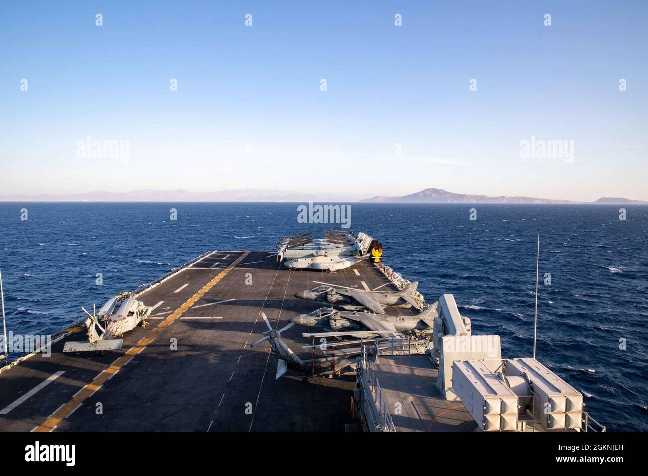 210607-N-JQ675-2000 ROTES MEER (7. Juni 2021) - das amphibische Sturmschiff USS Iwo Jima (LHD 7) durchsetzt das Rote Meer, 7. Juni. Iwo Jima wird im Einsatzgebiet der 5. US-Flotte eingesetzt, um Marinestützpunkte zu unterstützen, um die maritime Stabilität und Sicherheit in der Zentralregion zu gewährleisten und das Mittelmeer und den Pazifik durch den westlichen Indischen Ozean und drei strategische Engpässe zu verbinden. Stockfoto