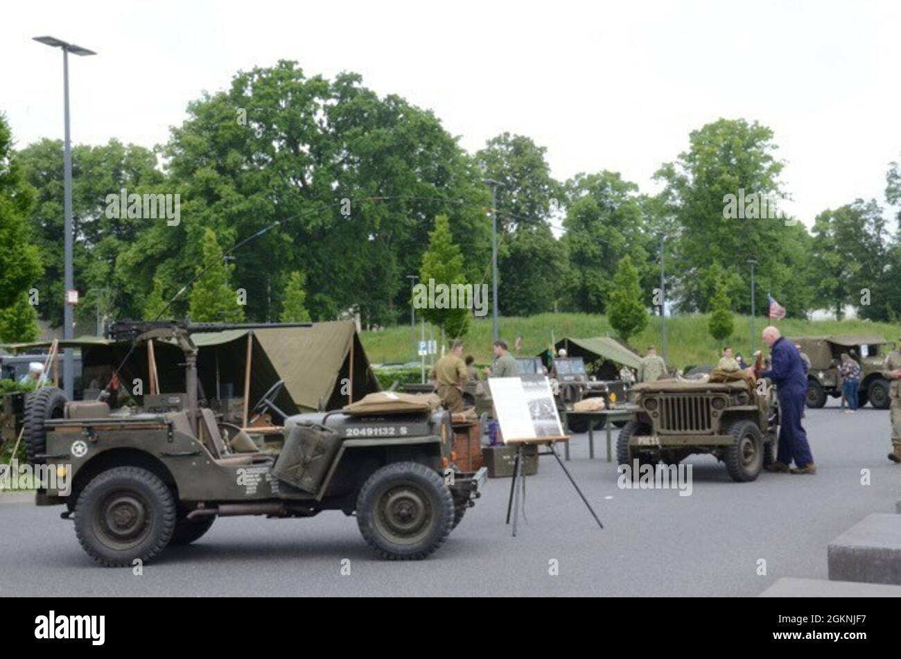 WIESBADEN, Deutschland – zu Ehren des „Army Heritage Month“ und des 77. Jahrestages des D-Day haben sich die USAG Wiesbaden, der Army and Air Force Exchange Service und Veterans of Foreign war am 6. Juni dem US Military Vehicle Club angeschlossen, um eine historische Militärfahrzeug-Ausstellung zu präsentieren. Musik aus den 1940er Jahren füllte die Luft, als Mitglieder der Gemeinde durch den Parkplatz der Hainerberg Mall bummelten, um die Fahrzeuge zu sehen. Die Reenaktoren des Zweiten Weltkriegs teilten die Geschichte und Geschichten jedes Fahrzeugs, das seit dem Krieg im Land war. Joakim Steinweden, Mitglied des Fahrzeugclubs und Vizepräsident für historische Ereignisse f Stockfoto