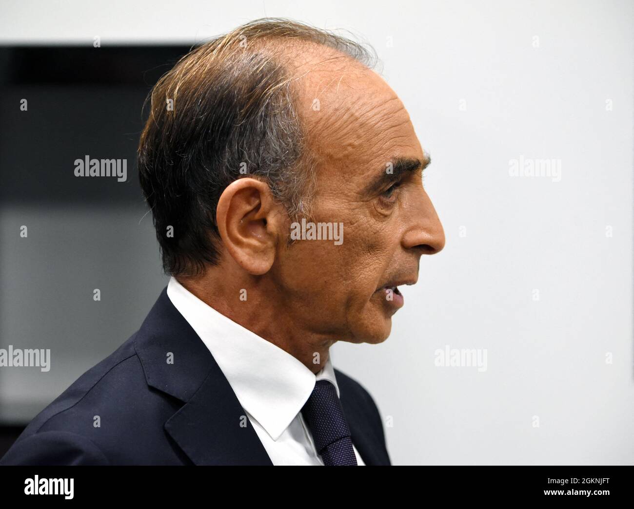 Eric Zemmour wird am 15. September 2021 auf RMC/BFMTV in Paris, Frankreich, interviewt. Eric Zemmour ist ein potenzieller Rivale von Marine Le Pen. Seine nicht deklarierte, aber schwer verdeckte französische Präsidentschaftskampagne wird von der „Generation Z“ unterstützt, einer schemenhaften Gruppe französischer politischer Berater und Spendensammler. Foto von Alain Apaydin/ABACAPRESS.COM Stockfoto