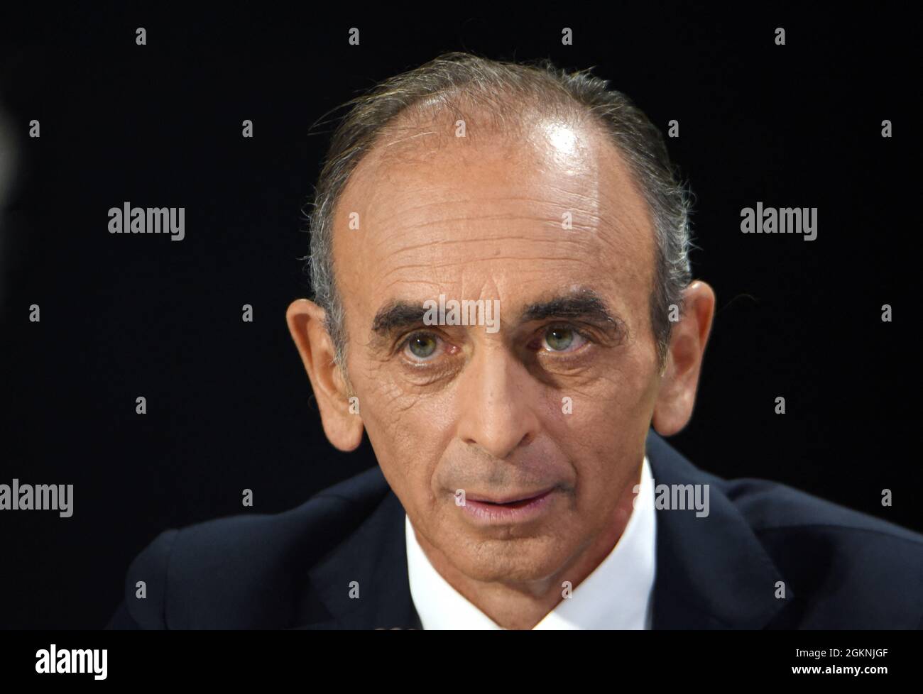 Eric Zemmour wird am 15. September 2021 auf RMC/BFMTV in Paris, Frankreich, interviewt. Eric Zemmour ist ein potenzieller Rivale von Marine Le Pen. Seine nicht deklarierte, aber schwer verdeckte französische Präsidentschaftskampagne wird von der „Generation Z“ unterstützt, einer schemenhaften Gruppe französischer politischer Berater und Spendensammler. Foto von Alain Apaydin/ABACAPRESS.COM Stockfoto