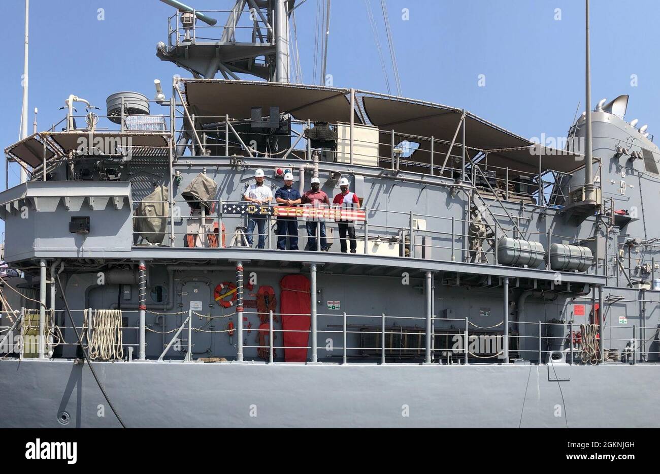 Das Team des Forward Deployed Regional Maintenance Center (FDRMC) Detachment Bahrain-Projekts steht auf der USS Dextrous (MCM 13), nachdem sie 17 Tage vor dem Zeitplan verfügbar war. Von links nach rechts: Casey Young, Shane Dunn, Paul Crawford, Joseph Deocampo Stockfoto