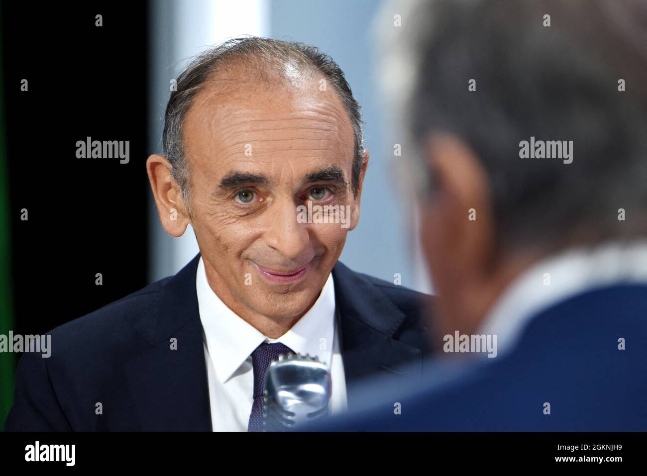 Eric Zemmour wird am 15. September 2021 auf RMC/BFMTV in Paris, Frankreich, interviewt. Eric Zemmour ist ein potenzieller Rivale von Marine Le Pen. Seine nicht deklarierte, aber schwer verdeckte französische Präsidentschaftskampagne wird von der „Generation Z“ unterstützt, einer schemenhaften Gruppe französischer politischer Berater und Spendensammler. Foto von Alain Apaydin/ABACAPRESS.COM Stockfoto