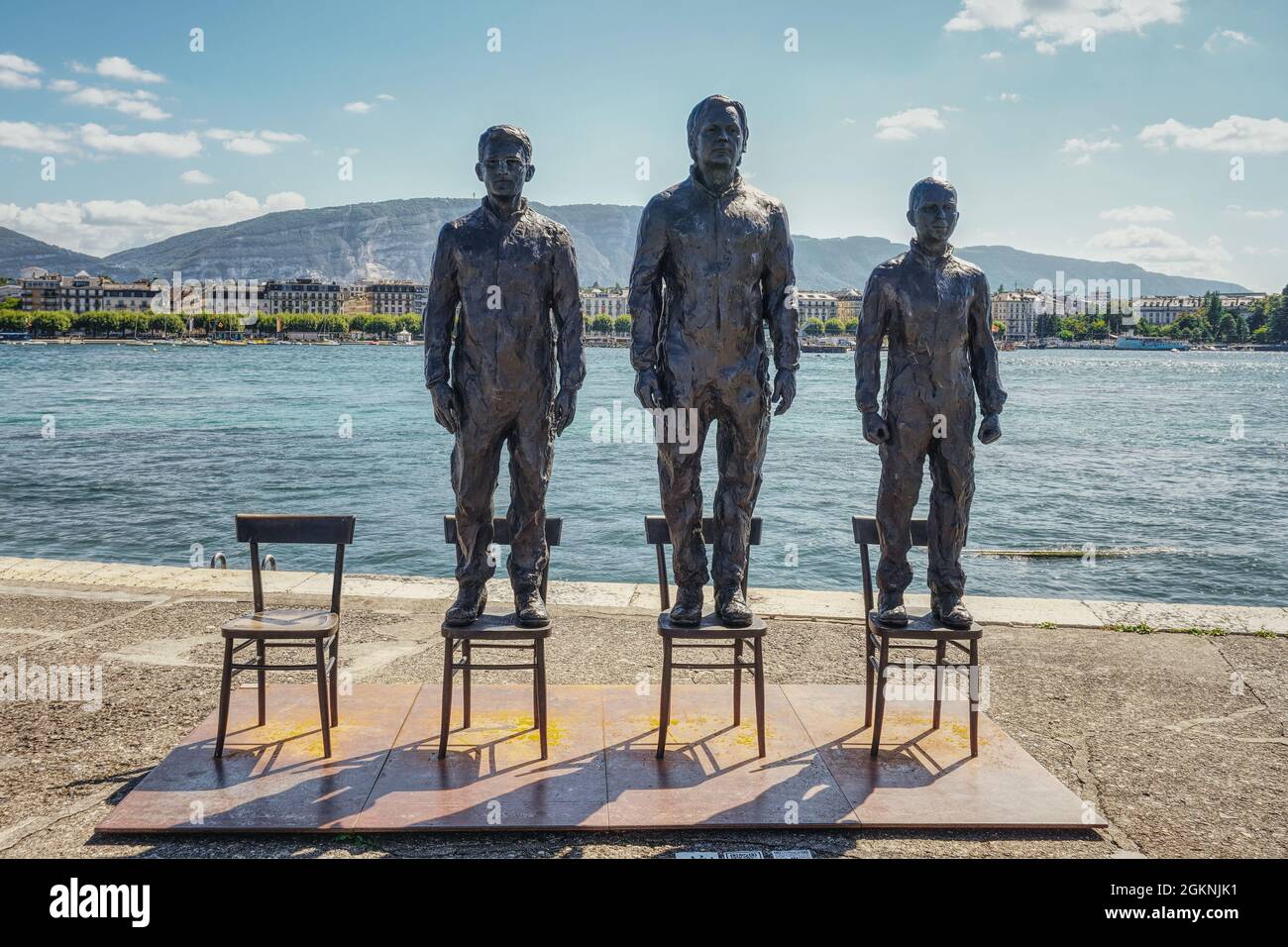 „gibt es noch etwas zu sagen? Ein Denkmal für den Mut.“ Das Genfer Denkmal ehrt Snowden, Assange und Manning. Skulpturen stehen auf Stühlen. Öffentliche Kunst in Genf. Stockfoto