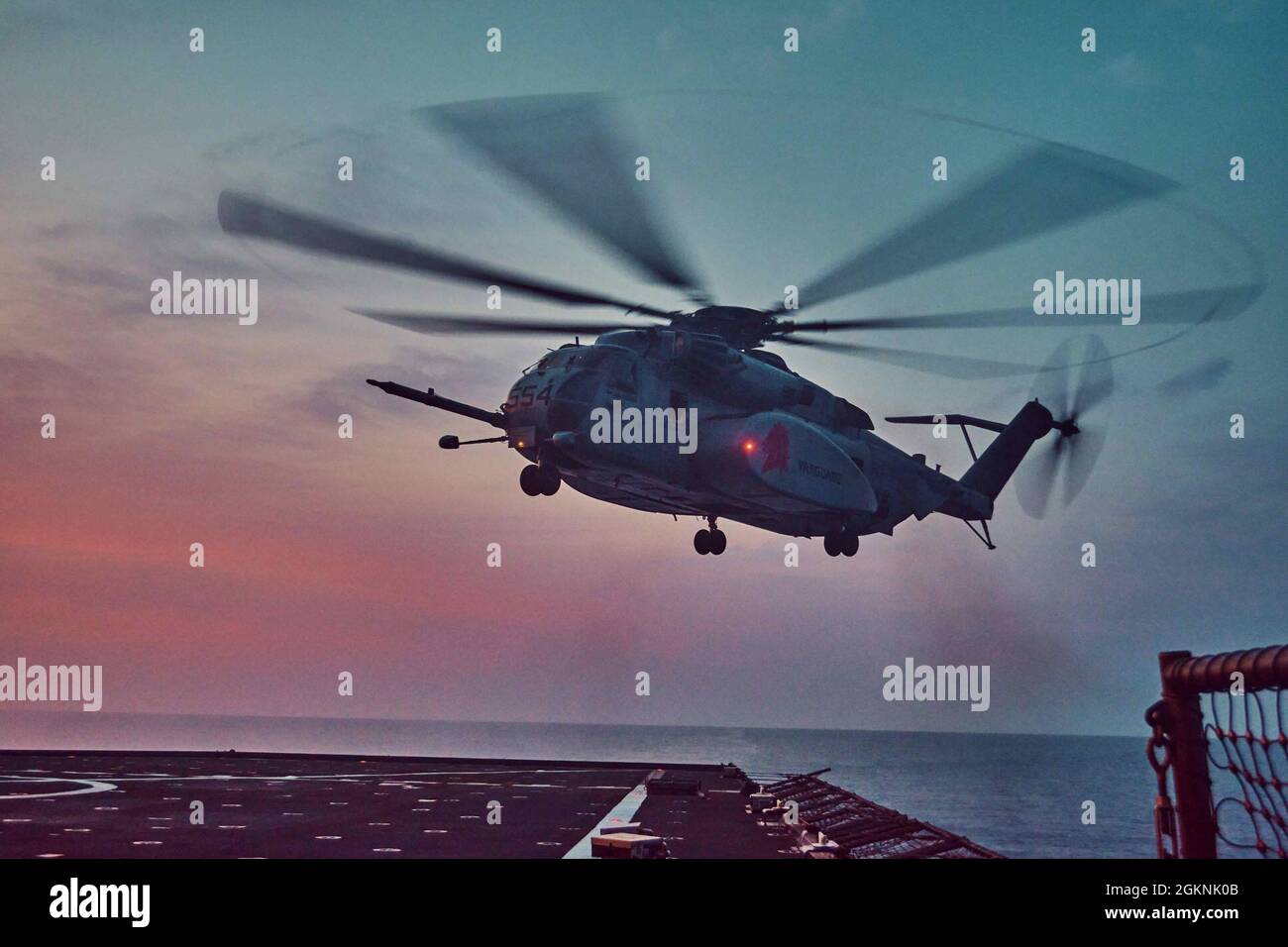 Ostchinesisches Meer (Jun. 6, 2021) Ein MH-53-Seedrache, der an die Gegenmaßnahmen-Staffel 14 (HM-14) der Hubschraubermine angeschlossen ist, nähert sich dem Flugdeck des Amphibiendocks USS Germantown (LSD 42), während er Deck Landing Qualifications (DLQs) durchführt. Germantown, Teil des Amphibiengeschwaders 11, ist zusammen mit der 31. Marine Expeditionary Unit im Verantwortungsbereich der 7. Flotte der USA tätig, um die Interoperabilität mit Verbündeten und Partnern zu verbessern und als einsatzbereite Einsatztruppe zur Verteidigung von Frieden und Stabilität in der Indo-Pazifik-Region zu dienen. Stockfoto