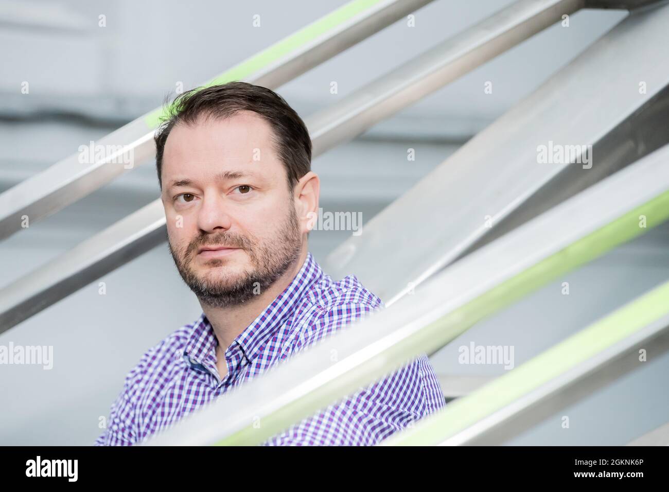 Berlin, Deutschland. September 2021. Clemens Krauss, Künstler, sitzt vor dem Berliner Haus am Lützowplatz vor einem Interviewtermin mit der Deutschen Presse-Agentur. Die österreichische Künstlerin ist auch Psychoanalytikerin. In seiner neuen Ausstellung 'Massen/ Masses' in Berlin plant er eine Performance mit Gruppensitzungen mit bis zu zwölf Teilnehmern. (To dpa: 'The artificial skin of Clemens Krauss - Berlin Art Week Begins') Quelle: Christoph Soeder/dpa/Alamy Live News Stockfoto