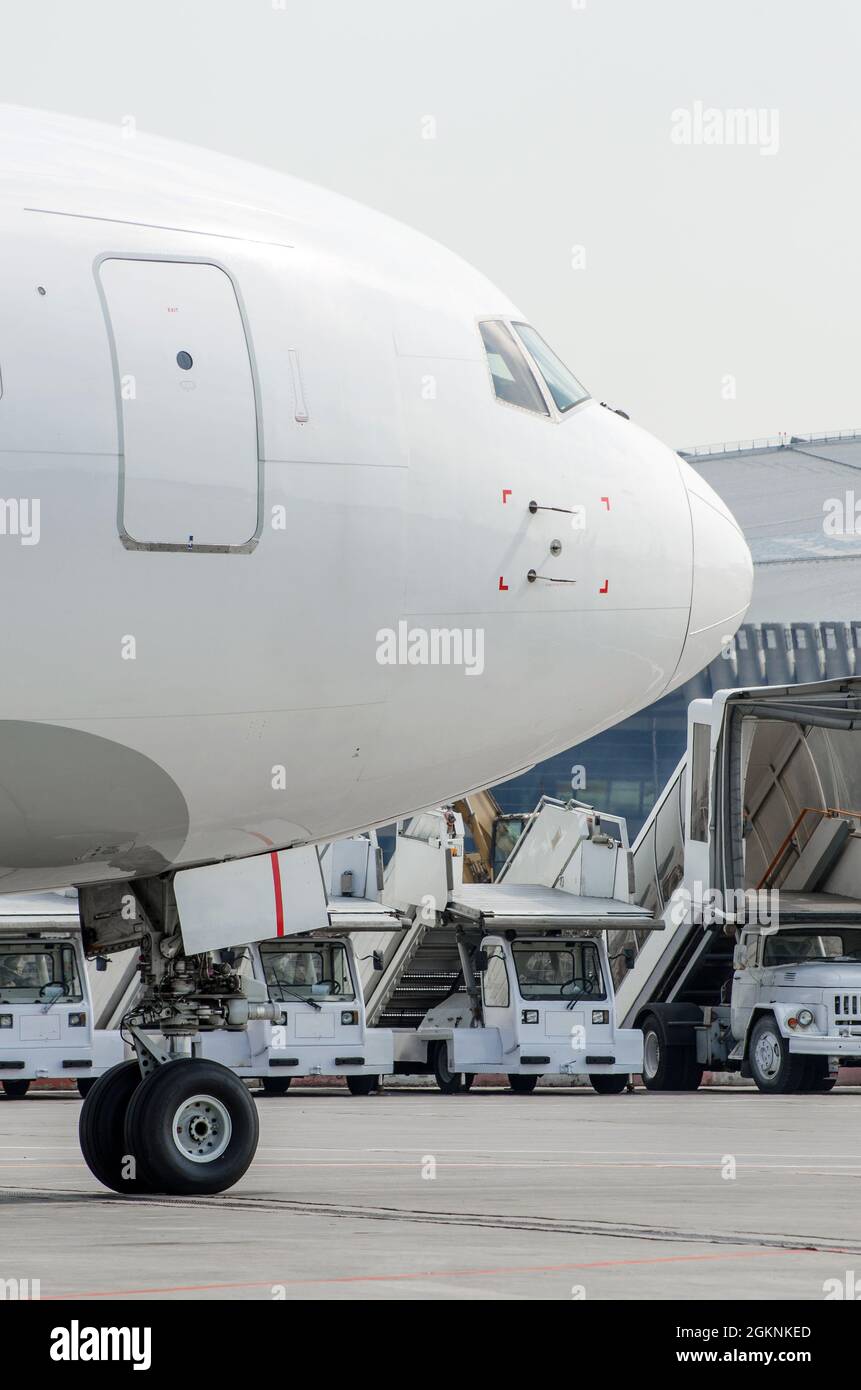 Nase und Cockpit, auf dem vorderen Rack des Chassis-close-up, vor dem Hintergrund der Leiter und der Flughafen-Maschine Stockfoto