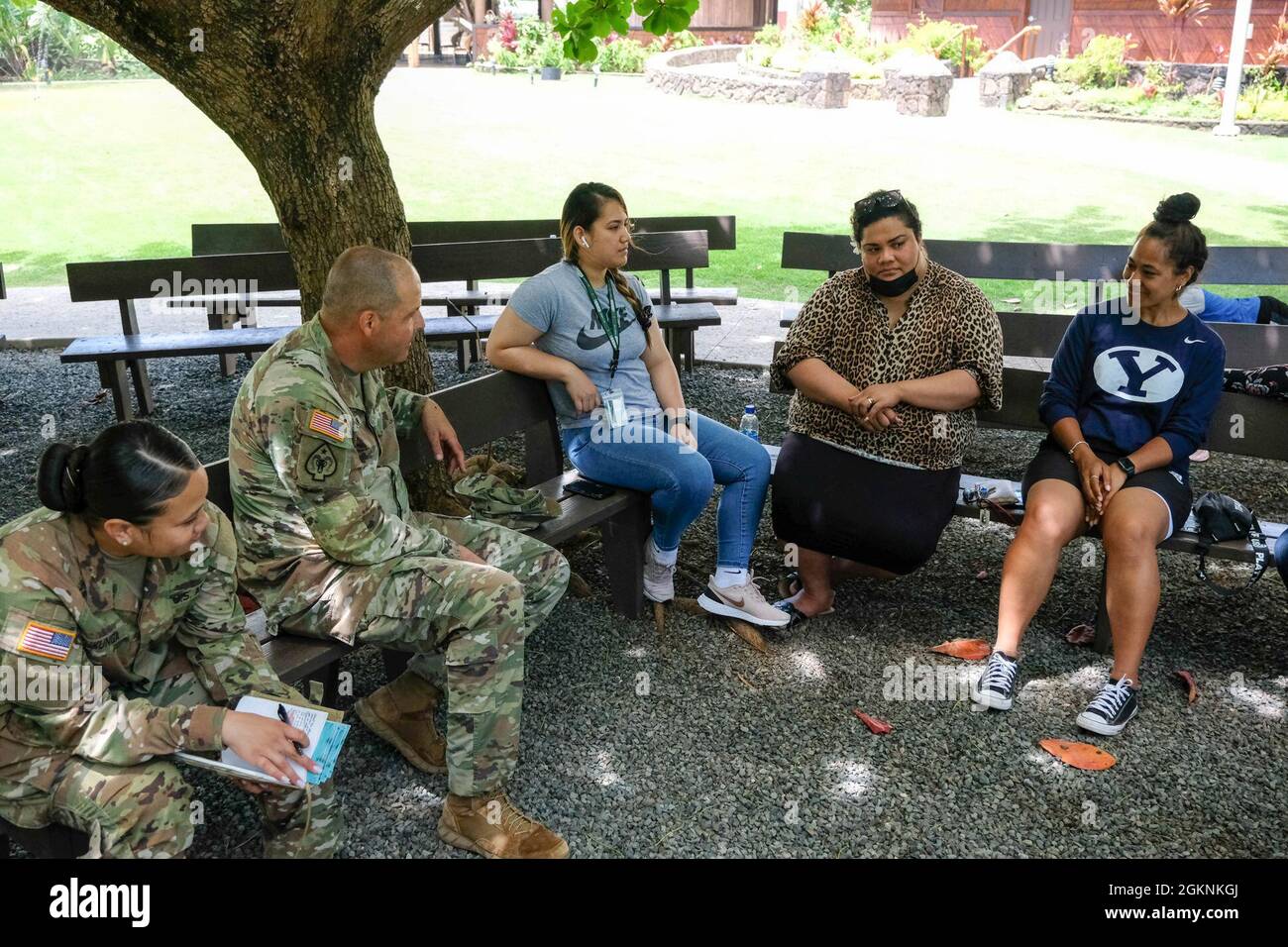 Von links: U.S. Army Sgt. Alavoni Tukunga und Armeekapt Daniel Thomassian von der Task Force Oceania des 9. Mission Support Command treffen sich am 6. Juni mit Studenten der Brigham Young University-Hawaii im Polynesian Cultural Center. Das Treffen gab den Soldaten einen Einblick in das tägliche Leben der Studenten und des Königreichs Tonga. Stockfoto