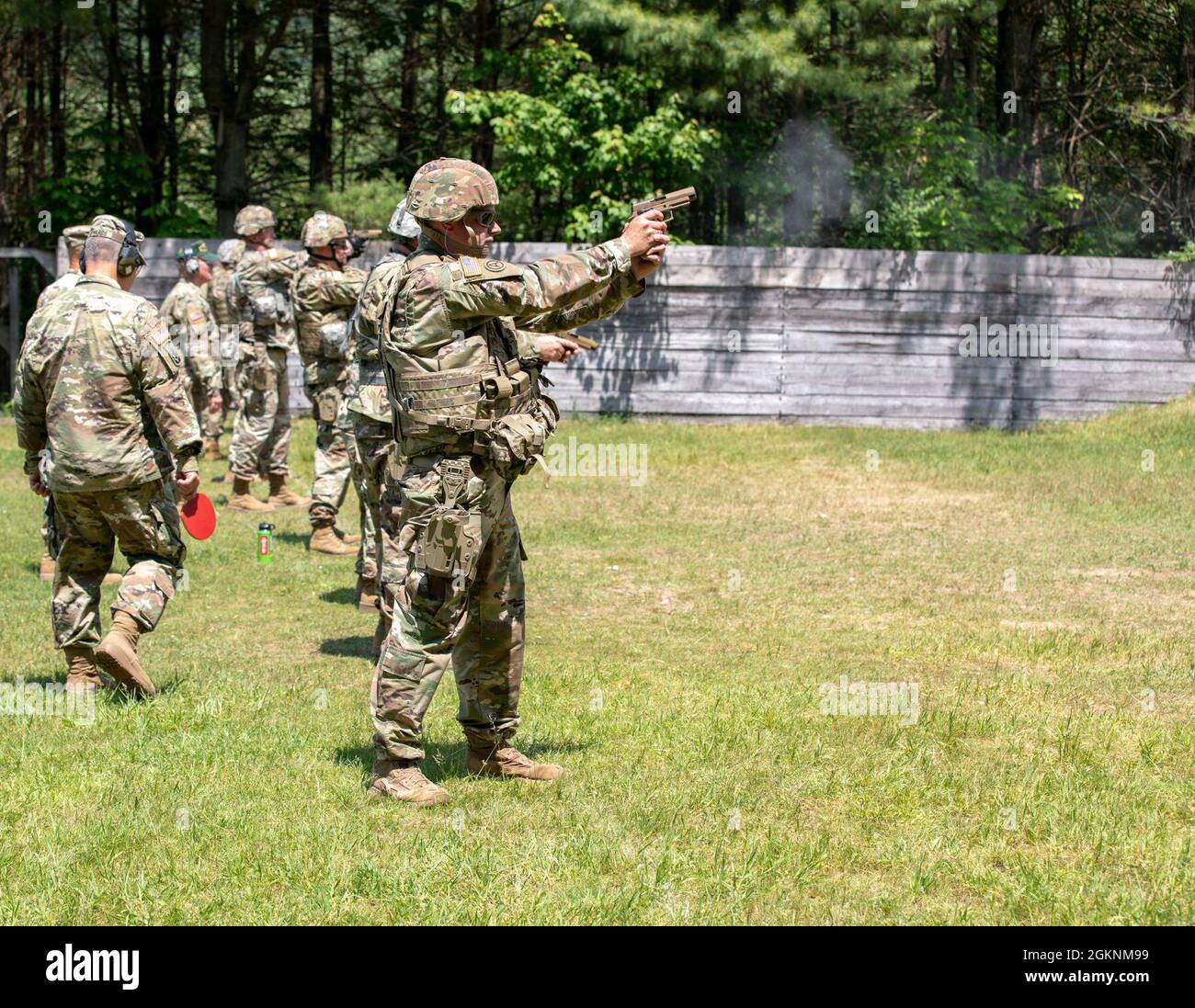 Soldaten der US-Armee, die dem Hauptquartier der Joint Force, der Nationalgarde der Vermont-Armee, zugewiesen wurden, trainieren auf dem neuen M17-Waffensystem auf dem Trainingsgelände von Camp Ethan Allen, in der Stadt, 7. Juni 2021. Die Soldaten machen sich mit den neuen Pistolenqualifizierungstabellen vertraut. Stockfoto