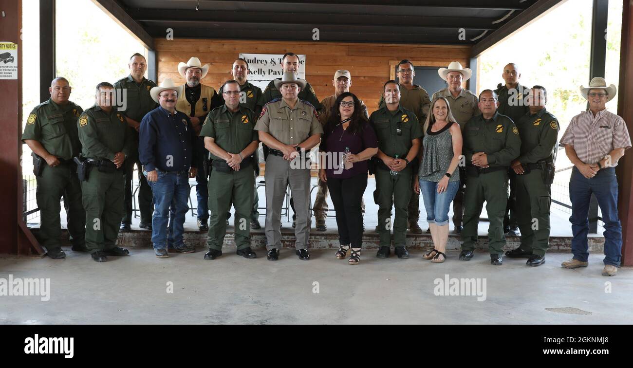 Mitglieder der Strafverfolgungsbehörden, die an einem Gemeindetreffen in  Ft. Davis, Texas, 7. Juni 2021. Mitglieder der