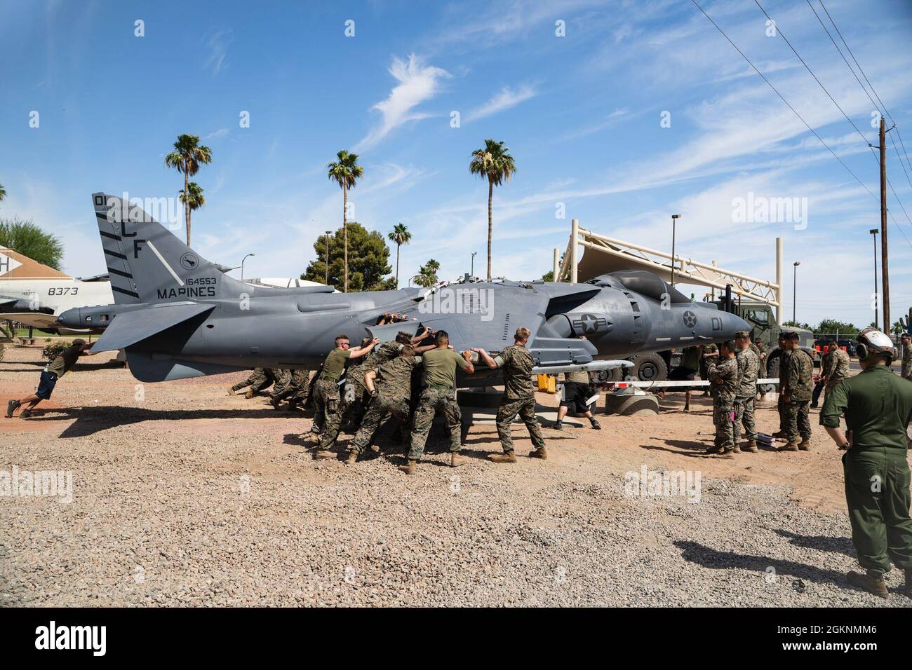 U.S. Marineinfanteristen vom Marine Wing Support Squadron 371 schieben einen AV-8B Harrier Jet in einen statischen Ausstellungsbereich auf der Marine Corps Air Station Yuma, 7. Juni 2021. Das neue Display befindet sich neben dem Haupttor, um die Luftfahrtgeschichte und -Tradition des Marine Corps zu bewahren. Stockfoto