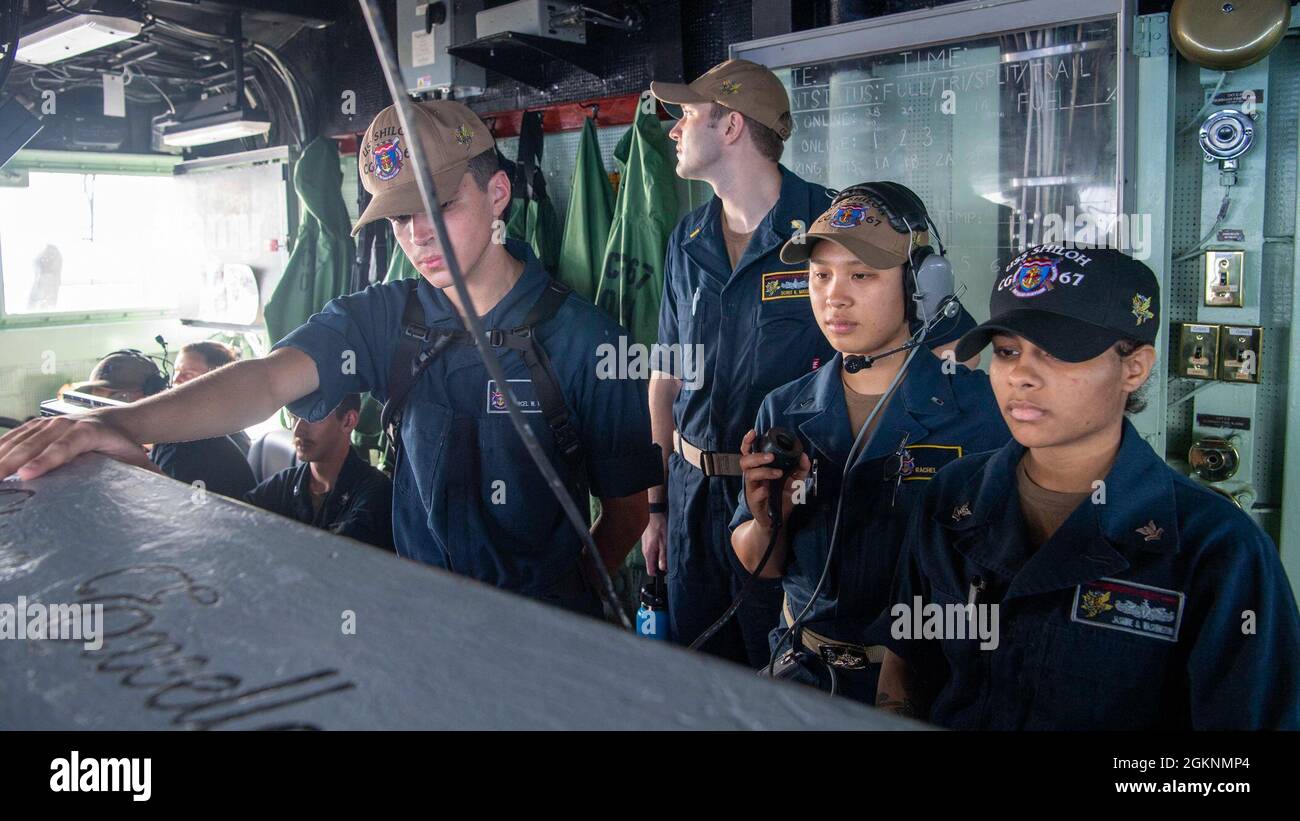 210607-N-JW440-1178 PHILIPPINISCHES MEER (7. Juni 2021) Seeleute stehen auf der Brücke des Lenkraketen-Kreuzers USS Shiloh (CG 67) der Ticonderoga-Klasse unter Beobachtung. Shiloh ist dem Kommandanten der Task Force 70/Carrier Strike Group 5 angeschlossen, der laufende Operationen zur Unterstützung eines freien und offenen Indo-Pazifik-Raums durchführt. Stockfoto