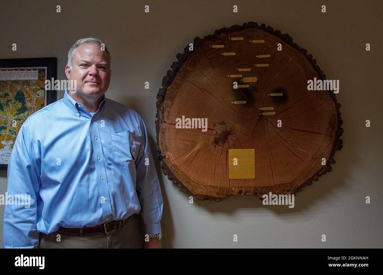 David S. Jones, Historiker der Marine Corps Forces Europe and Africa Unit, posiert für ein Foto mit einem Teil eines Baumstamms aus Belleau Wood, Frankreich, am MARFOREUR/AF Hauptsitz in Böblingen, Deutschland, 6. Juni 2021. Der Baumstamm stammt aus einem Zeugenbaum, der während der Schlacht von Belleau Wood im Jahr 1918 anwesend war und mit Schrapnellstücken und anderen Gegenständen aus der Schlacht vernarbt ist. Stockfoto