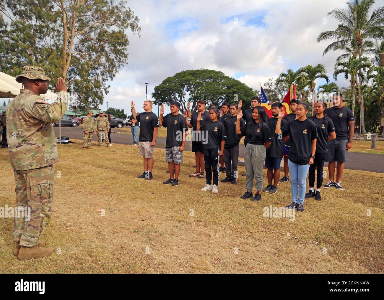 Col. Landis Maddox, Kommandant der 25. Division Sustainment Brigade, gibt den Eid der Aufnahme an zukünftige Soldaten bei der Hawaii Recruiting Company im Rahmen der 25. Infanterie-Division, die am 7. Juni 2021 in Schofield Barracks, Hawaii, die Veranstaltung der Nationalen Rekrutierungstage 2021 der Armee veranstaltete. Die zukünftigen Soldaten und Bewerber führten ein Training zur körperlichen Bereitschaft mit dem 3. Infanteriebrigenteam durch, aßen im Bistro der 25. Division Sustainment Brigade, beobachteten einen M119-Howitzer-Feuerbohrer vom 25. DIVARTY, besuchten eine M4-Strecke, die vom 2. Infanteriebrigade-Kampfteam betrieben wurde, sahen sich eine Abseilen-Demonstration an der Lightning Academy an, Stockfoto