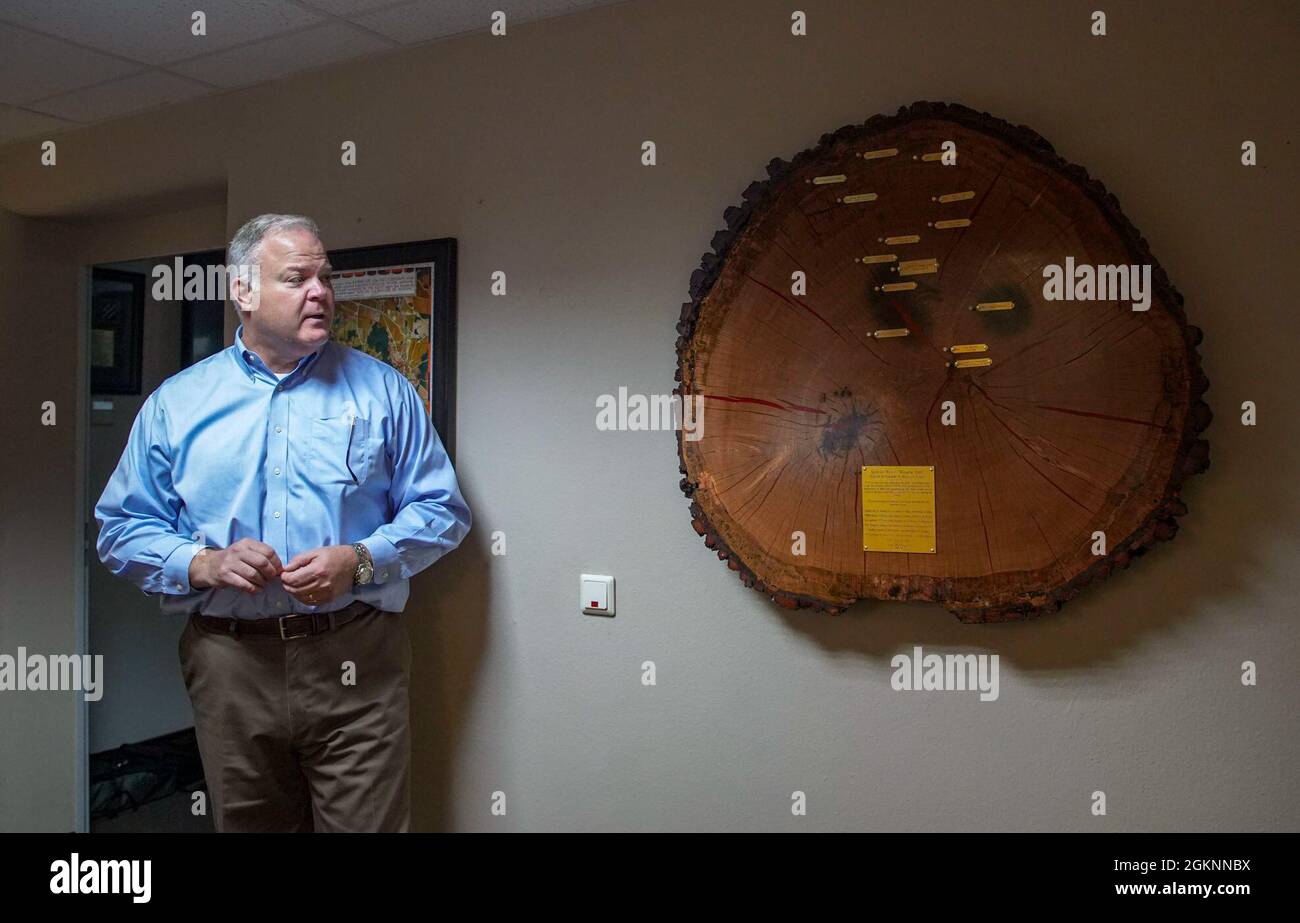 David S. Jones, Historiker der Marine Corps Forces Europe and Africa Unit, gibt während der Präsentation eines Baumstamms aus Belleau Wood, Frankreich, im MARFOREUR/AF-Hauptquartier in Böblingen, Deutschland, im Juni 6, 2021.der Baumstamm stammt aus einem Zeugenbaum, der während der Schlacht von Belleau Wood im Jahr 1918 anwesend war und mit Schrapnellstücken und anderen Gegenständen aus der Schlacht vernarbt ist. Stockfoto