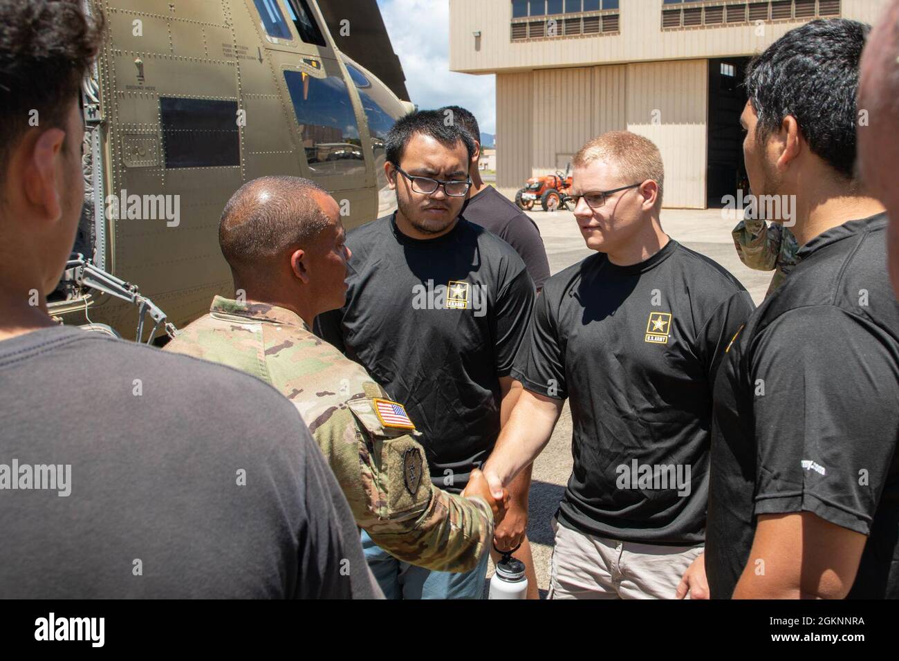 Light Fighters aus der 25th Infantry Division beherbergen 20 zukünftige Soldaten und Bewerber der Hawaii Recruiting Company zur Unterstützung der Army National Hiring Days 2021 auf Schofield Barracks, Hawaii, 7. Juni 2021. Die zukünftigen Soldaten und Bewerber führten ein Training zur körperlichen Bereitschaft mit dem 3. Infanteriebrigenteam durch, aßen im Bistro der 25. Division Sustainment Brigade, beobachteten einen M119-Howitzer-Feuerbohrer vom 25. DIVARTY, besuchten eine M4-Strecke, die vom 2. Infanteriebrigade-Kampfteam betrieben wurde, sahen sich eine Abseilen-Demonstration an der Lightning Academy an, Betrieben Hubschrauber-Simula der 25. Kampffliegerbrigade Stockfoto