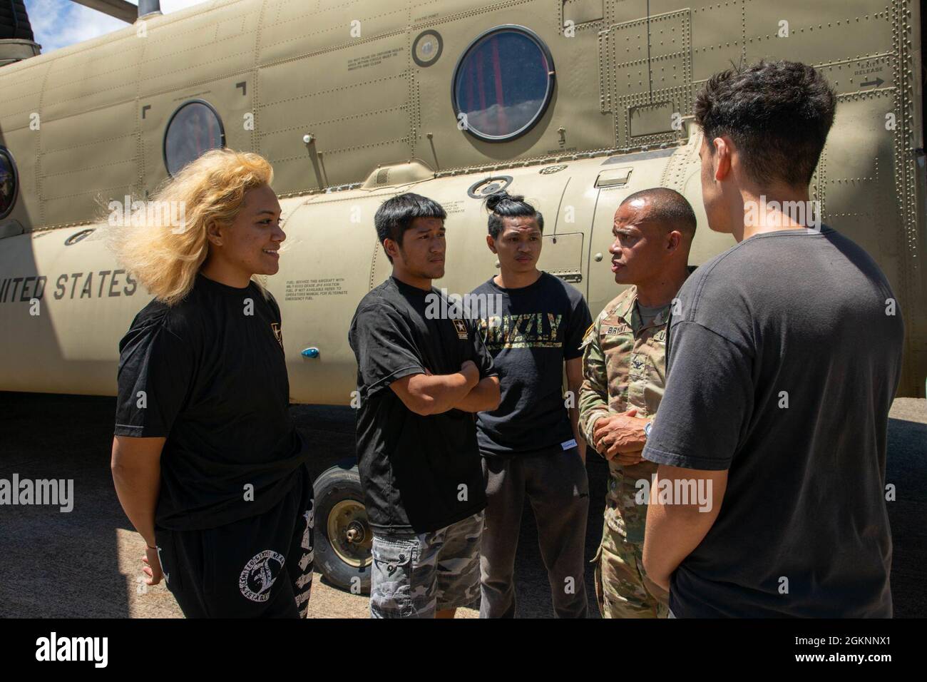 Light Fighters aus der 25th Infantry Division beherbergen 20 zukünftige Soldaten und Bewerber der Hawaii Recruiting Company zur Unterstützung der Army National Hiring Days 2021 auf Schofield Barracks, Hawaii, 7. Juni 2021. Die zukünftigen Soldaten und Bewerber führten ein Training zur körperlichen Bereitschaft mit dem 3. Infanteriebrigenteam durch, aßen im Bistro der 25. Division Sustainment Brigade, beobachteten einen M119-Howitzer-Feuerbohrer vom 25. DIVARTY, besuchten eine M4-Strecke, die vom 2. Infanteriebrigade-Kampfteam betrieben wurde, sahen sich eine Abseilen-Demonstration an der Lightning Academy an, Betrieben Hubschrauber-Simula der 25. Kampffliegerbrigade Stockfoto