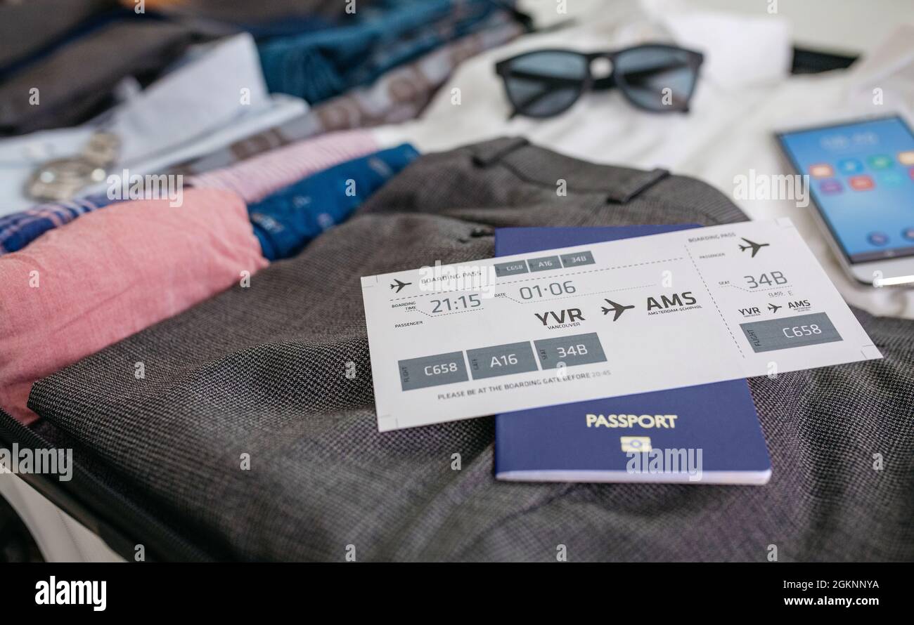 Bordkarte und Reisepass im Koffer des Geschäftsmanns Stockfoto