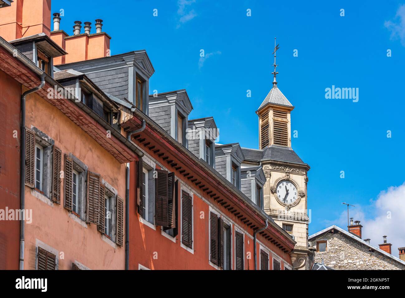 Klassische Dachfenster der Paläste von Chambery in Frankreich. Einer der größten Karillionen Europas ist im antiken Uhrenturm erhalten. Chambery Stockfoto