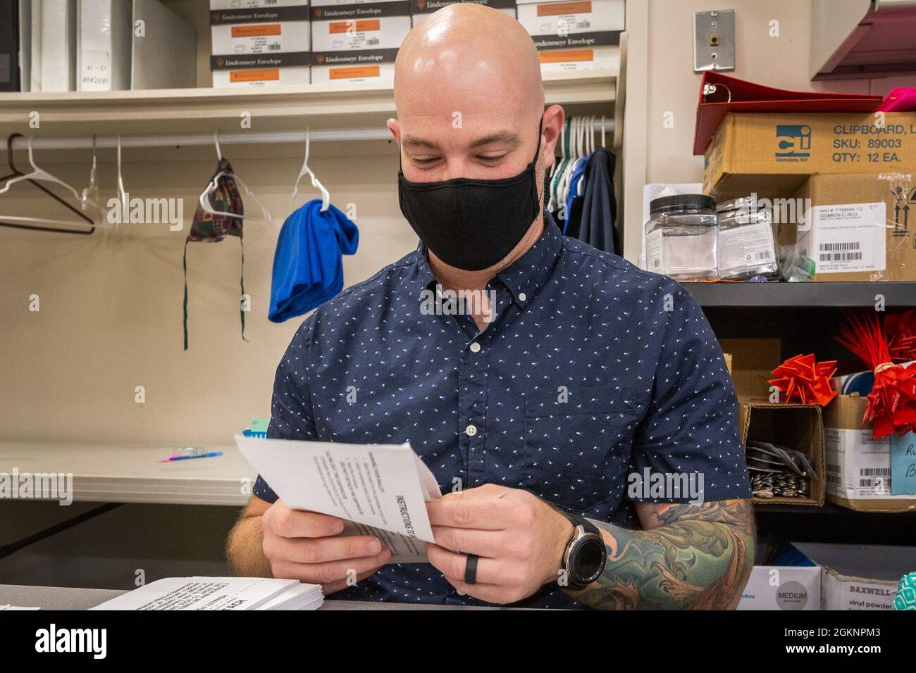 US Air Force Tech. Sgt. Chris E. Smith, 108. Flügel, New Jersey Air National Guard, eröffnet eine Stimmabgabe beim Board of Elections Office, Mount Holly, N.J., 8. Juni 2021. Mehr als 600 Mitglieder der Nationalgarde von New Jersey kamen auf Antrag der Wahlbehörden in 15 Bezirken von New Jersey zur Wahl. Nach der erfolgreichen Unterstützung der Garde bei den Primär- und Parlamentswahlen 2020 mobilisierten sich Bürgersoldaten und Bürgerflieger während der Primary des Staates New Jersey 2021 erneut, um zivilen Umfragearbeitern und Bezirkspersonal zu helfen. Stockfoto