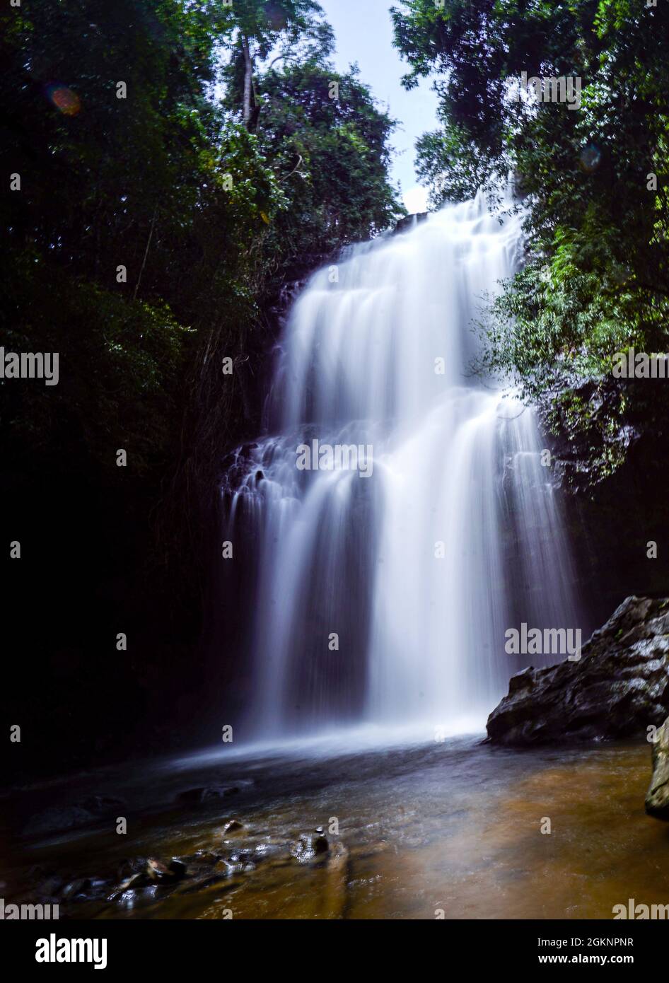 Schöner Wasserfall Luu Ly in der Provinz Dak Nong in Zentralvietnam Stockfoto