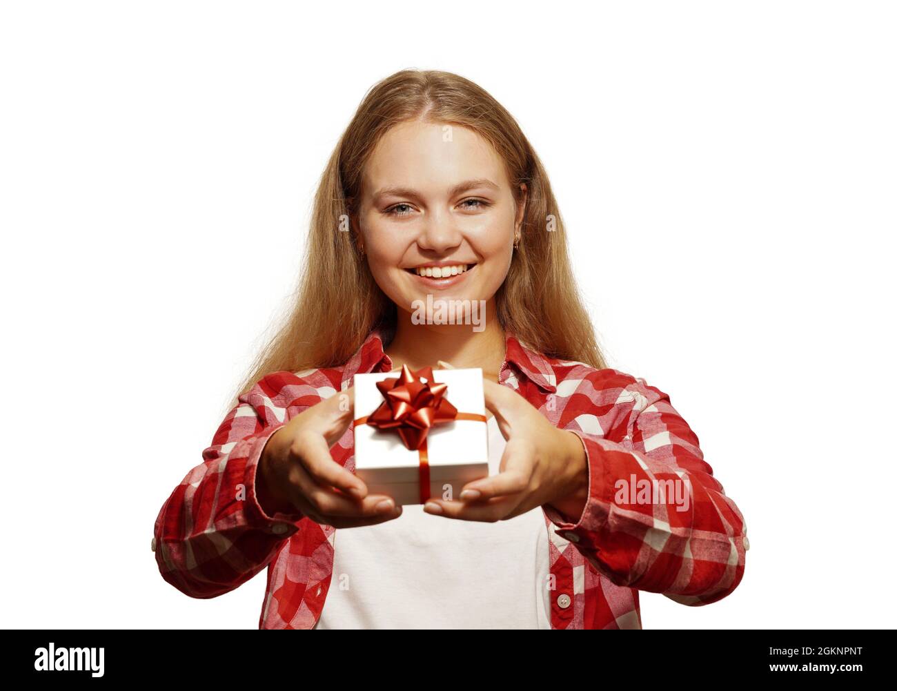Lächelnd schöne blonde junge Frau hält ein Geschenk-Boxen isoliert auf weißem Hintergrund. Alles gute zum Geburtstag, Weihnachten, Valentinstag-Konzept. Platz für Stockfoto