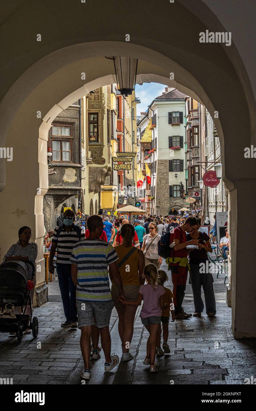 Die Touristen flanieren entlang der Hofgasse, der Gasse, die die Hofburg mit dem Goldenen Dachplatz verbindet. Innsbruck, Tirol, Österreich, Europa Stockfoto