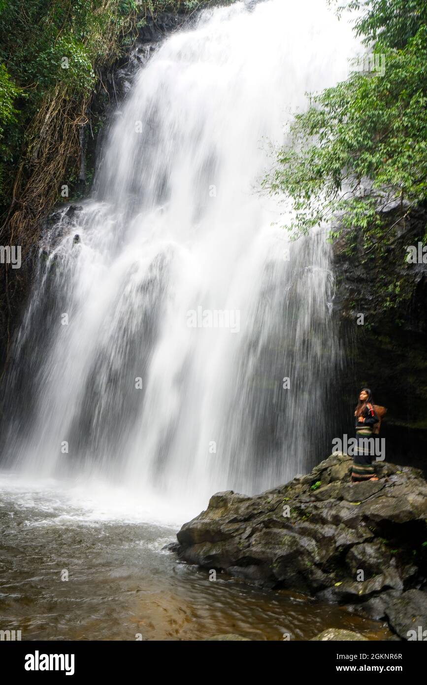 Schöner Wasserfall Luu Ly in der Provinz Dak Nong in Zentralvietnam Stockfoto