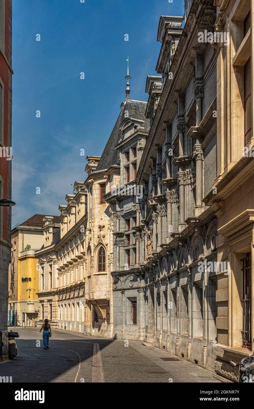 Blick auf die Fassaden antiker Gebäude und den Palast des Parlaments in Grenoble. Département Isère, Region Auvergne-Rhône-Alpes, Francetourist Stockfoto
